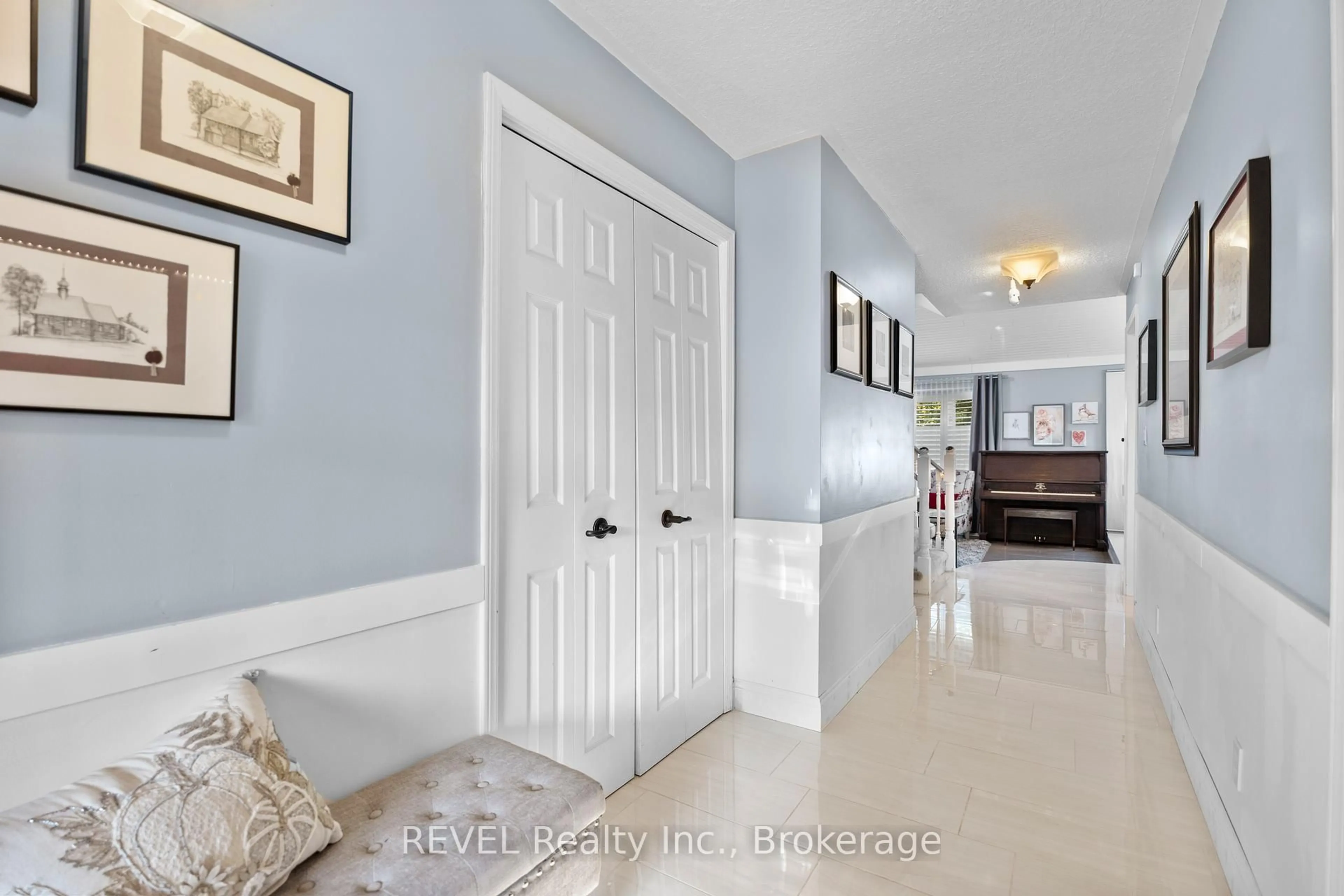 Indoor entryway for 1 Spartan Crt, St. Catharines Ontario L2N 7M5