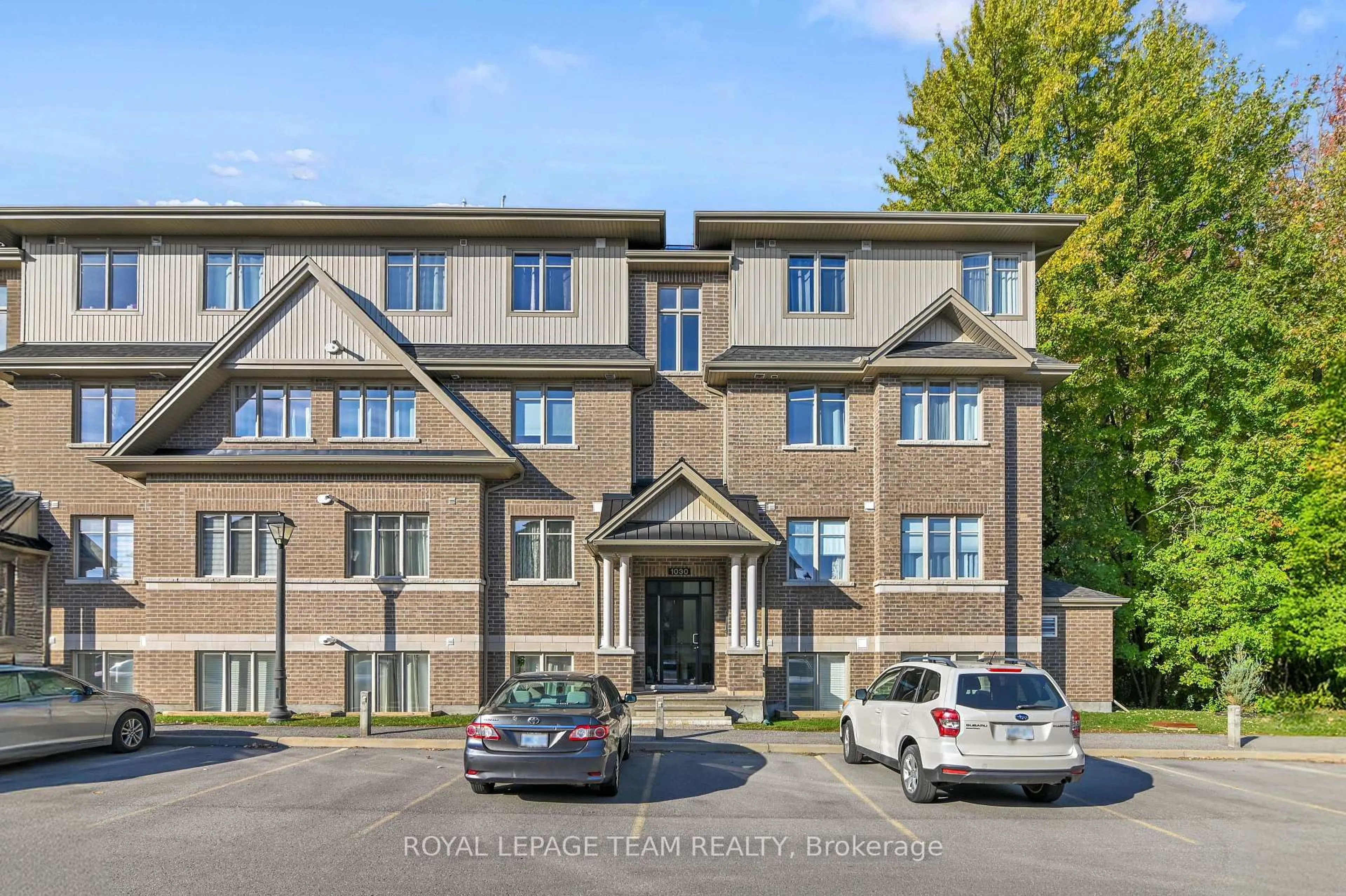A pic from outside/outdoor area/front of a property/back of a property/a pic from drone, unknown for 1030 Beryl Private #D, Ottawa Ontario K1V 2M4
