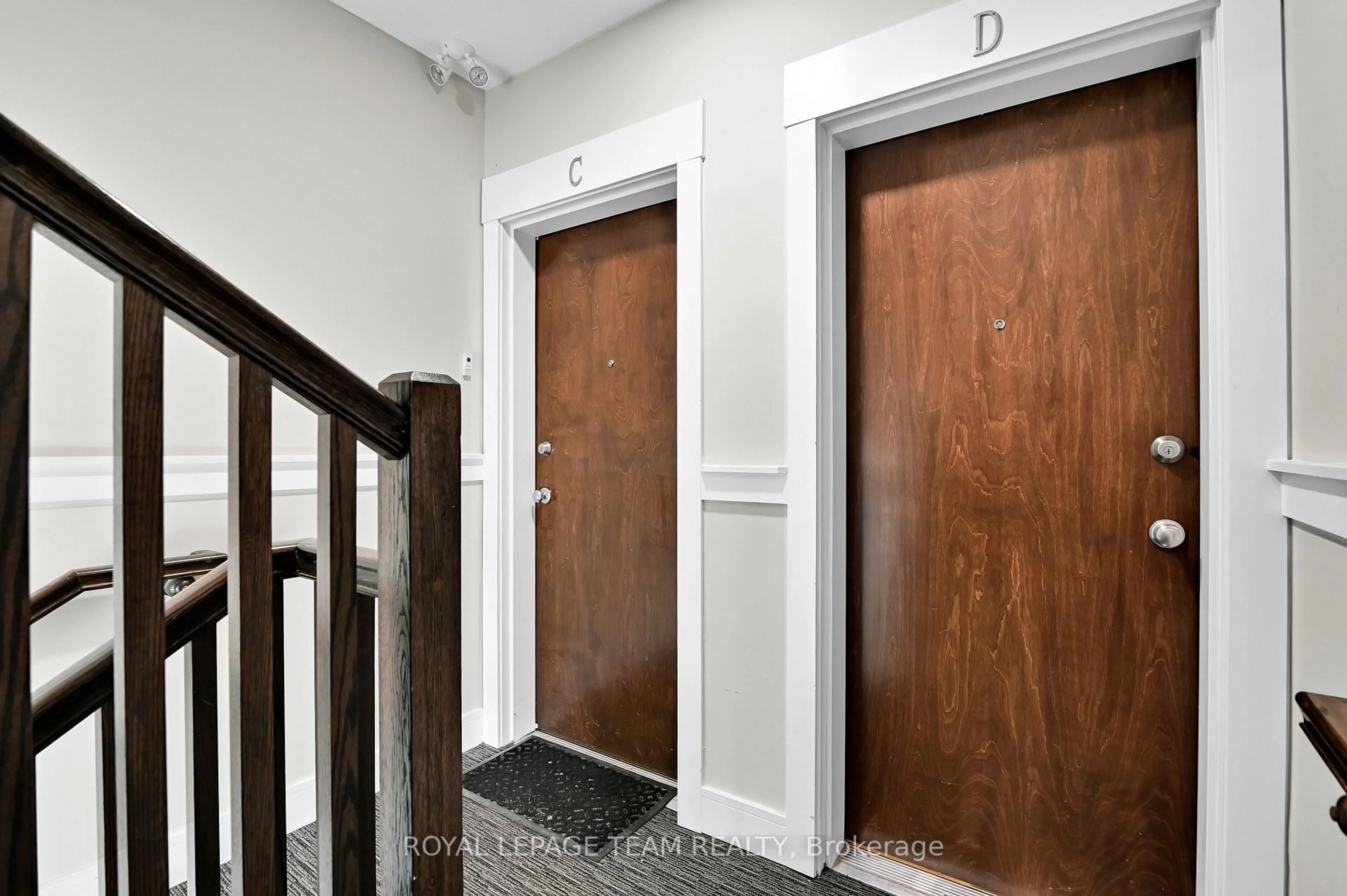 Indoor entryway for 1030 Beryl Private #D, Ottawa Ontario K1V 2M4