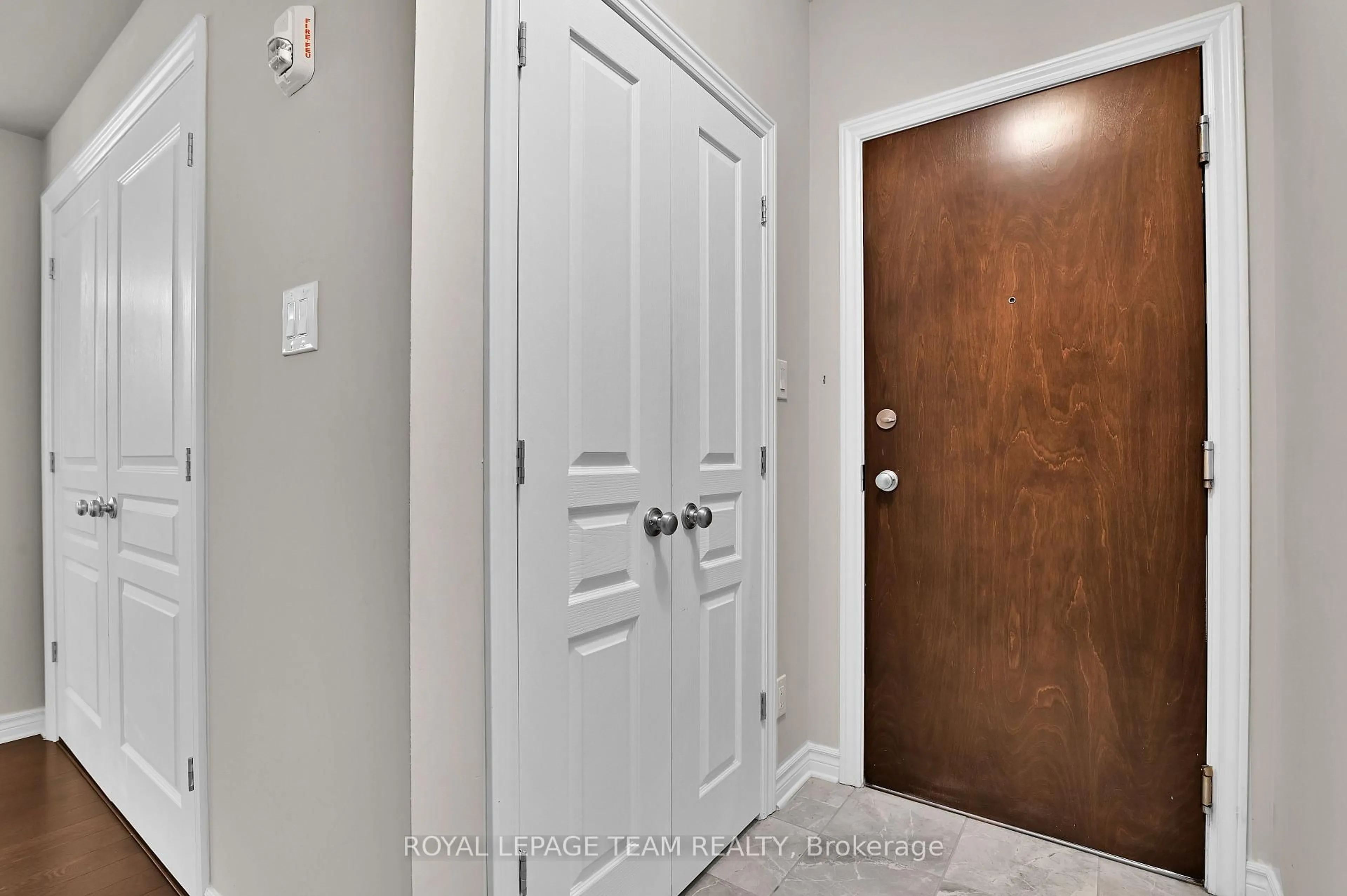 Indoor entryway for 1030 Beryl Private #D, Ottawa Ontario K1V 2M4