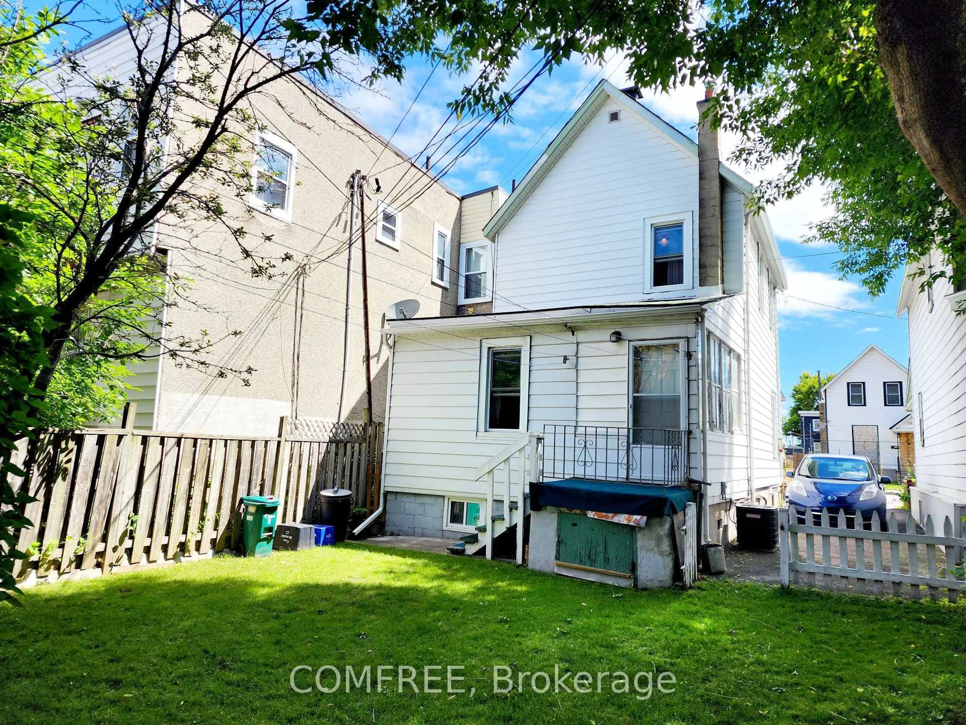 A pic from outside/outdoor area/front of a property/back of a property/a pic from drone, street for 274 Bell St, Ottawa Ontario K1S 4J8