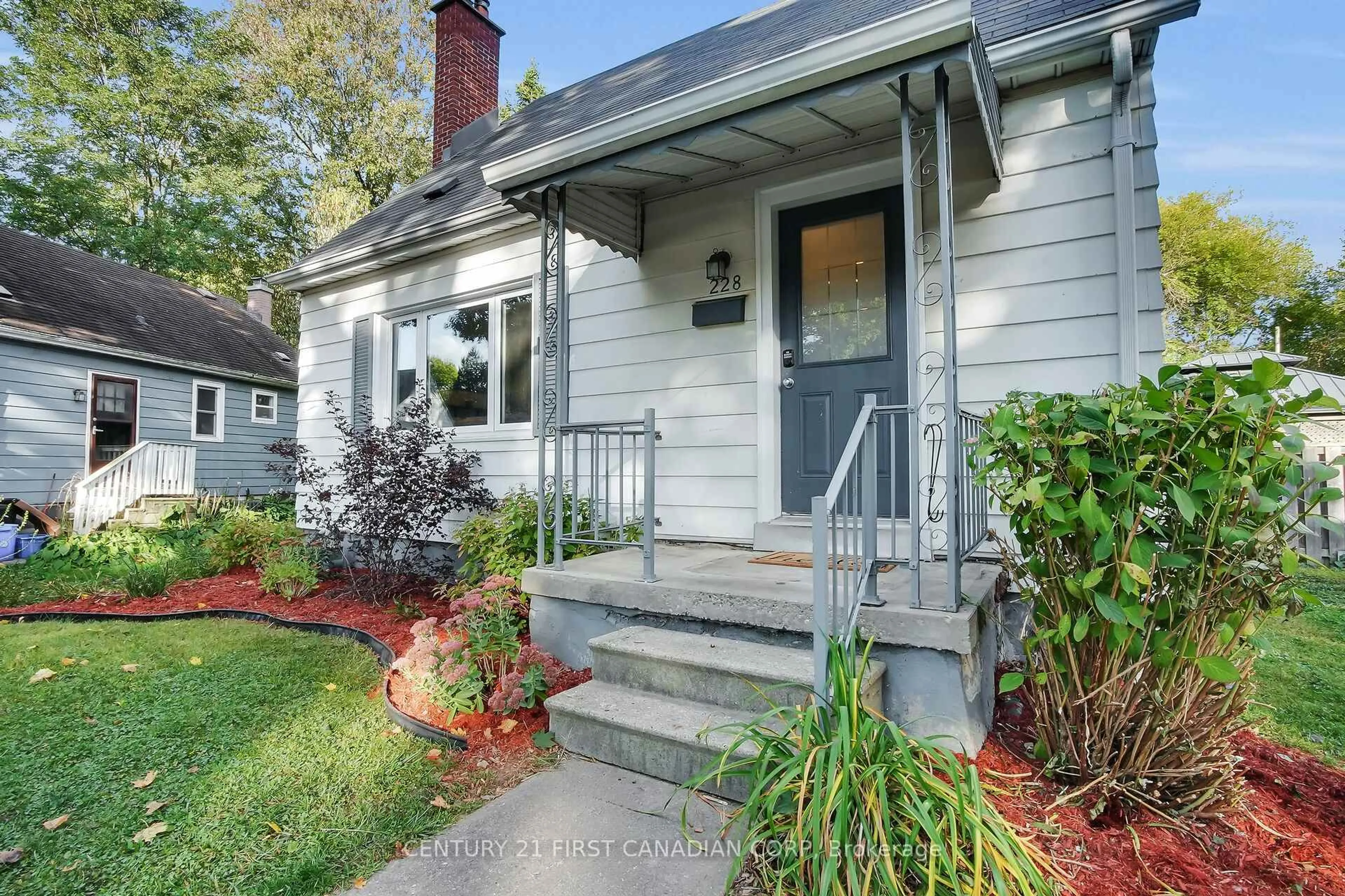 Home with vinyl exterior material, street for 228 Fellner Ave, London East Ontario N5W 4H5