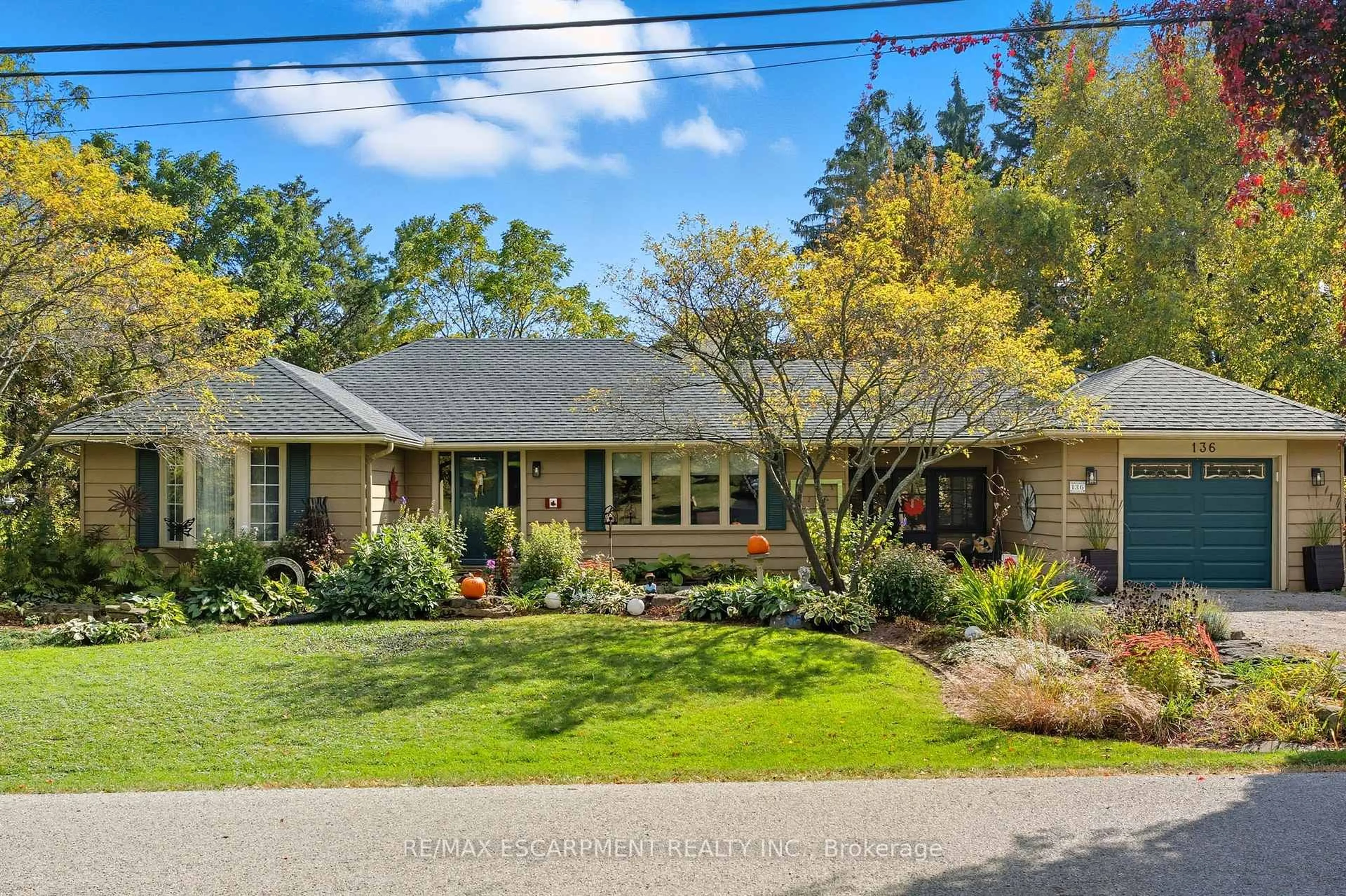 Home with brick exterior material, street for 136 HILLCREST Ave, Hamilton Ontario L9H 4X8