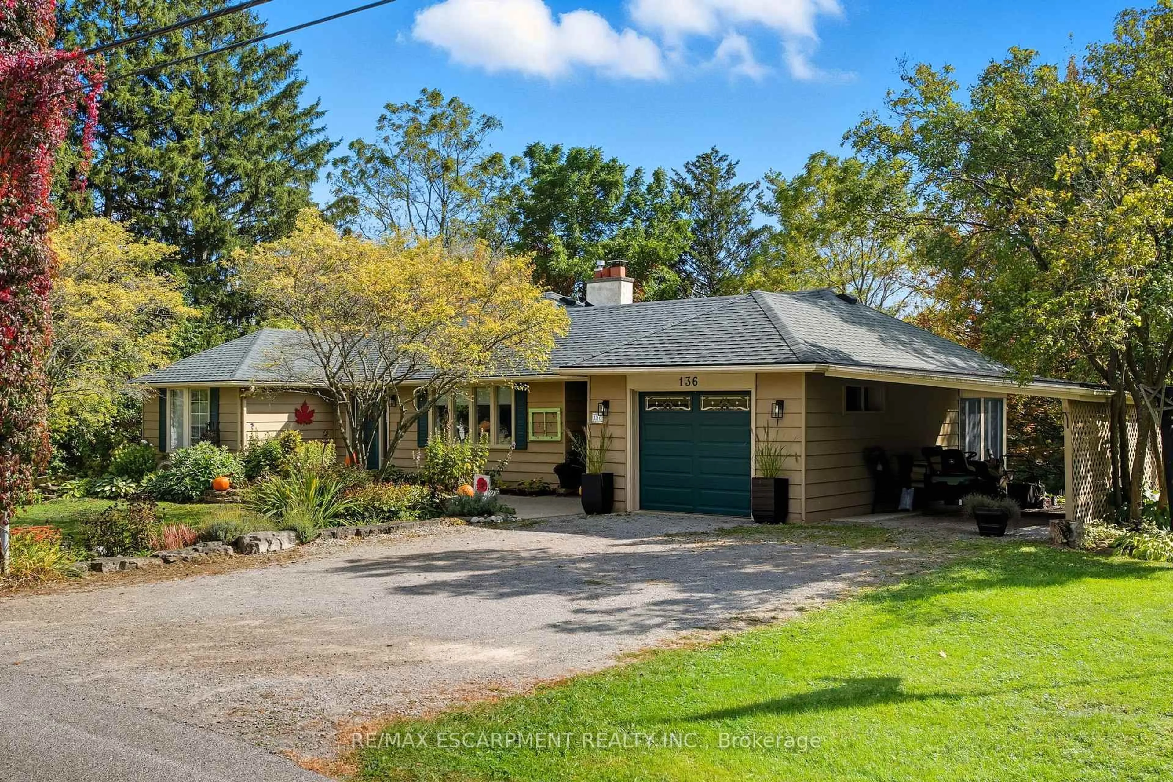 A pic from outside/outdoor area/front of a property/back of a property/a pic from drone, street for 136 HILLCREST Ave, Hamilton Ontario L9H 4X8