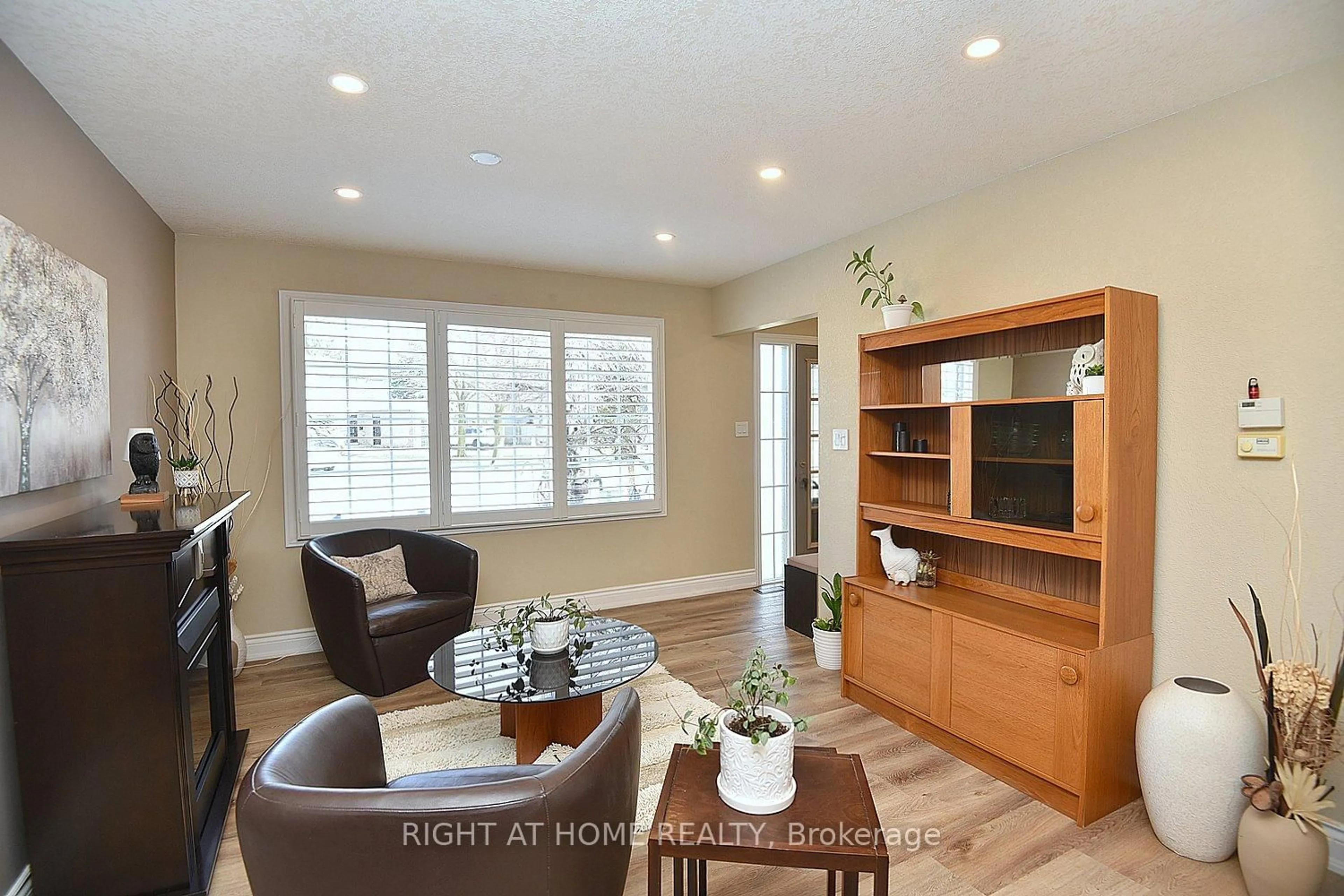 Living room with furniture, wood/laminate floor for 105 Bismark Dr, Cambridge Ontario N1S 4E8