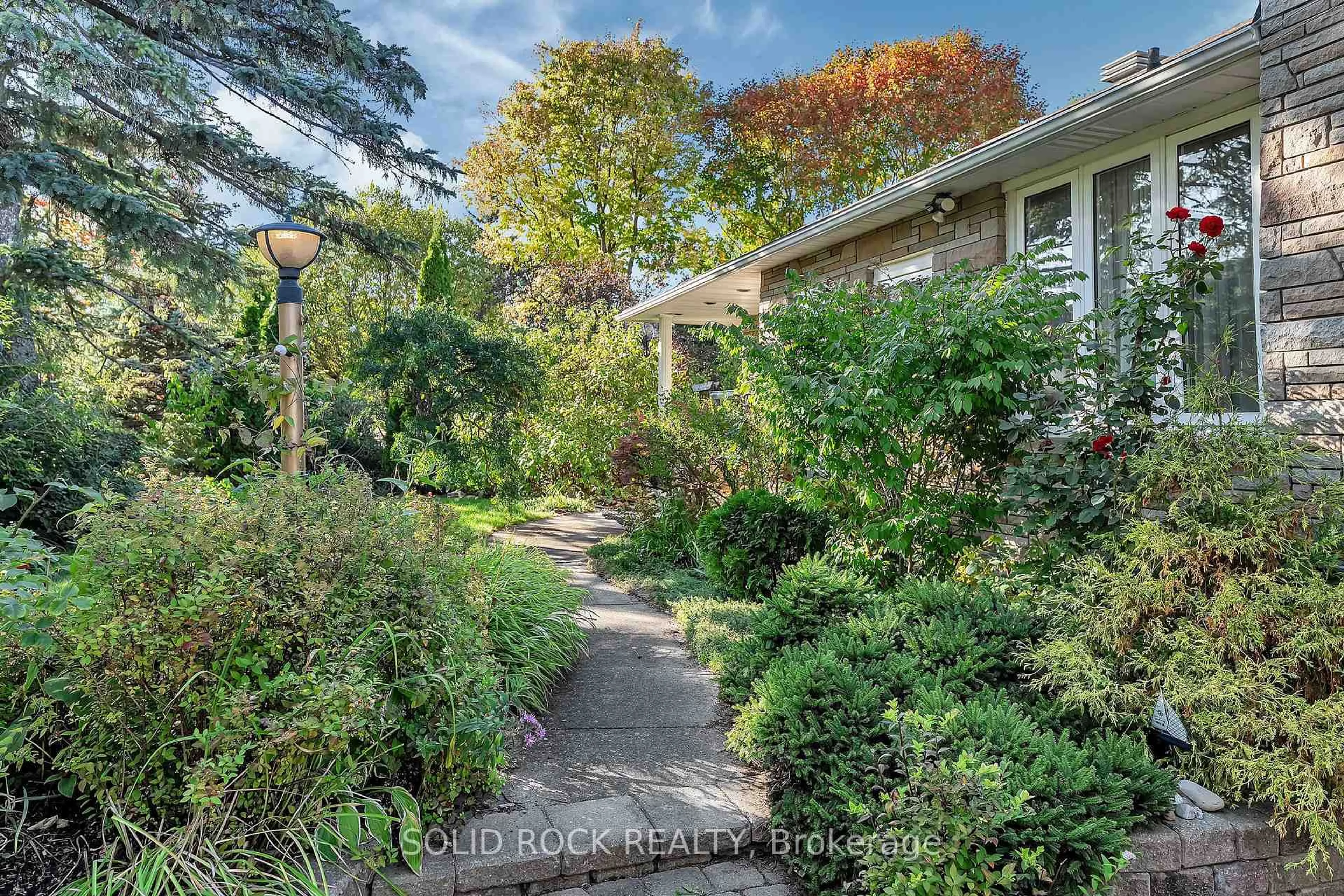 A pic from outside/outdoor area/front of a property/back of a property/a pic from drone, street for 471 Tillbury Ave, Ottawa Ontario K2A 0Y6