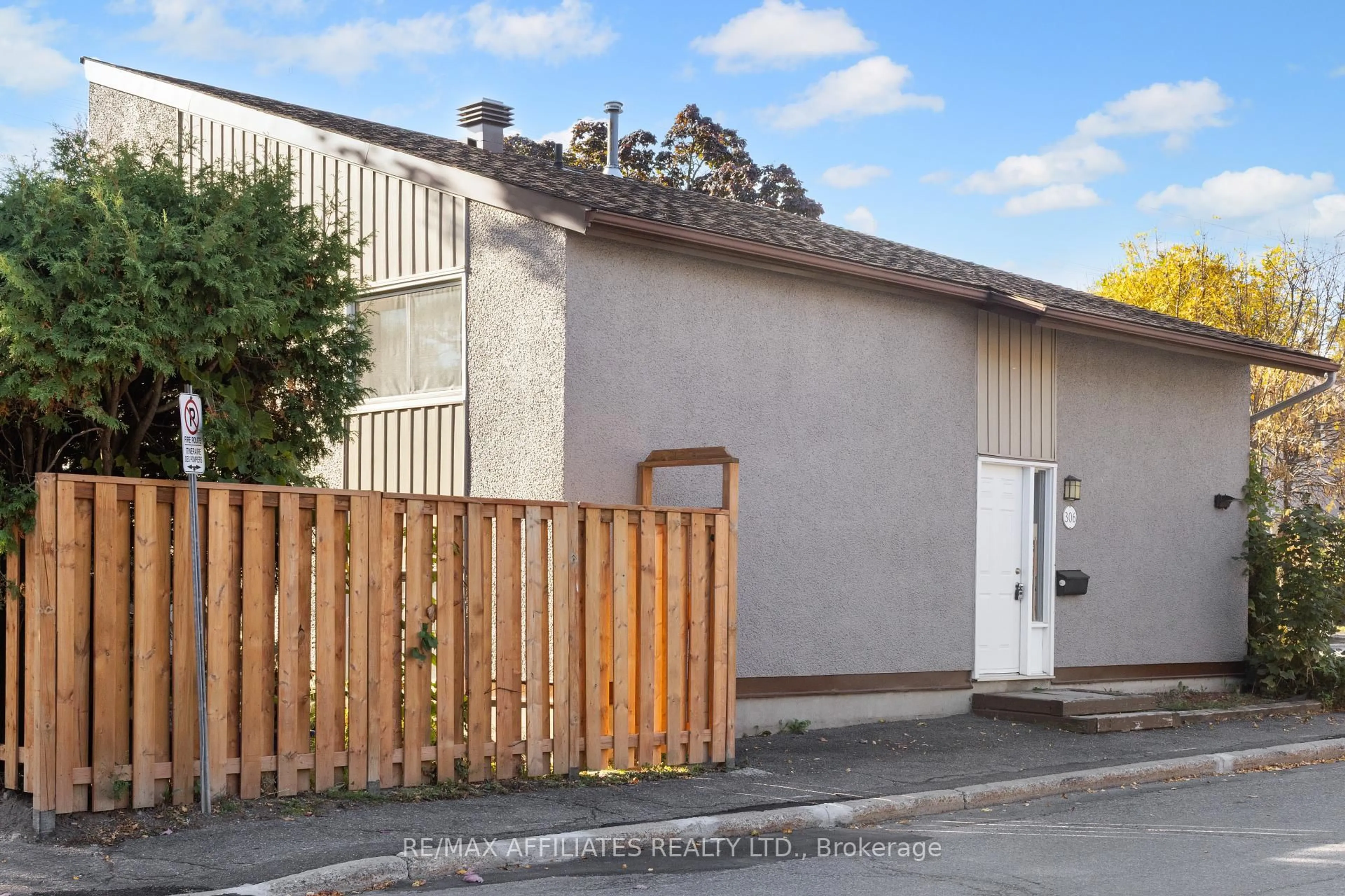 A pic from outside/outdoor area/front of a property/back of a property/a pic from drone, street for 306 Woodfield Dr, Ottawa Ontario K2G 3W9