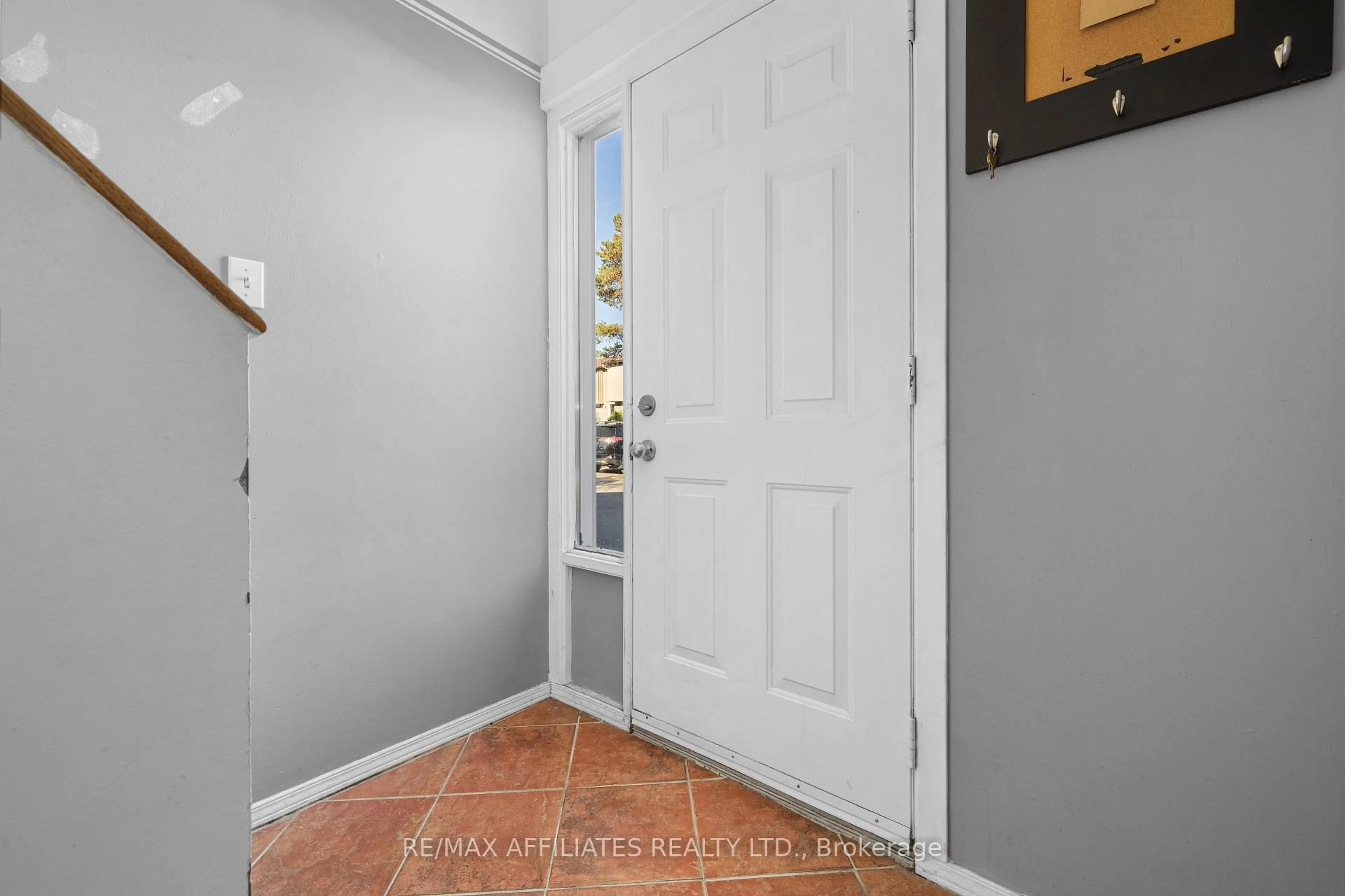Indoor entryway for 306 Woodfield Dr, Ottawa Ontario K2G 3W9