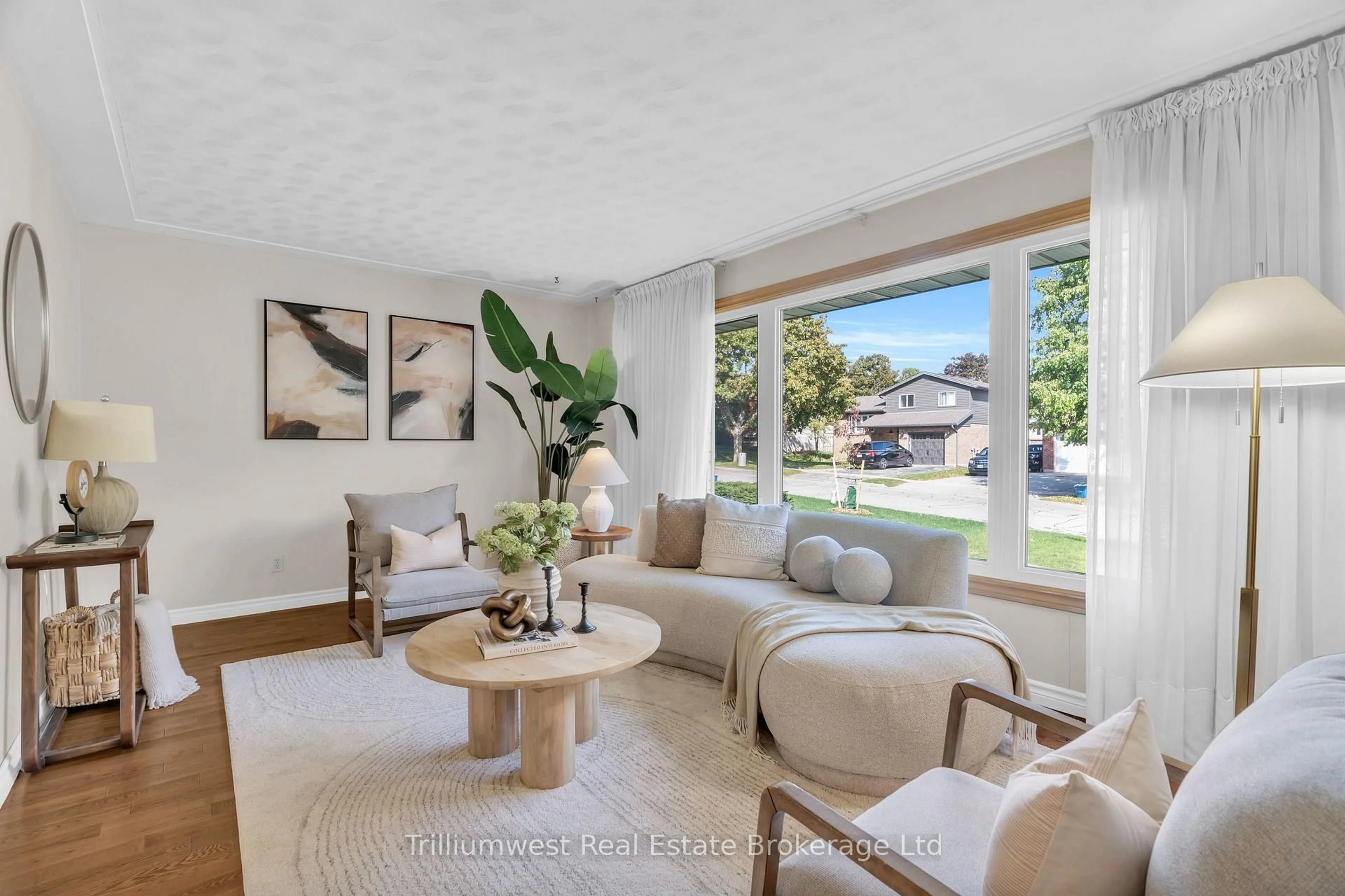 Living room with furniture, unknown for 115 White Pine Cres, Waterloo Ontario N2V 1B3