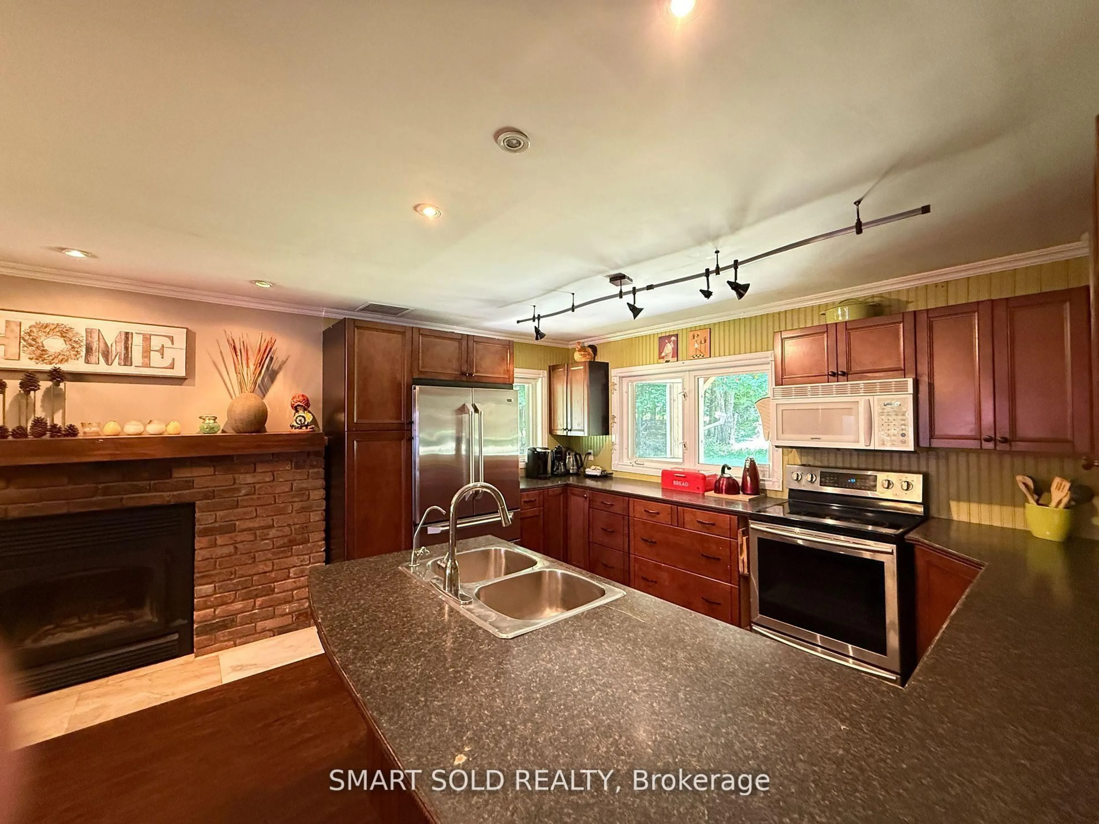 Open concept kitchen, ceramic/tile floor for 105 MUSKOKA GLENS COTTAGE Rd, Huntsville Ontario P1H 2N5