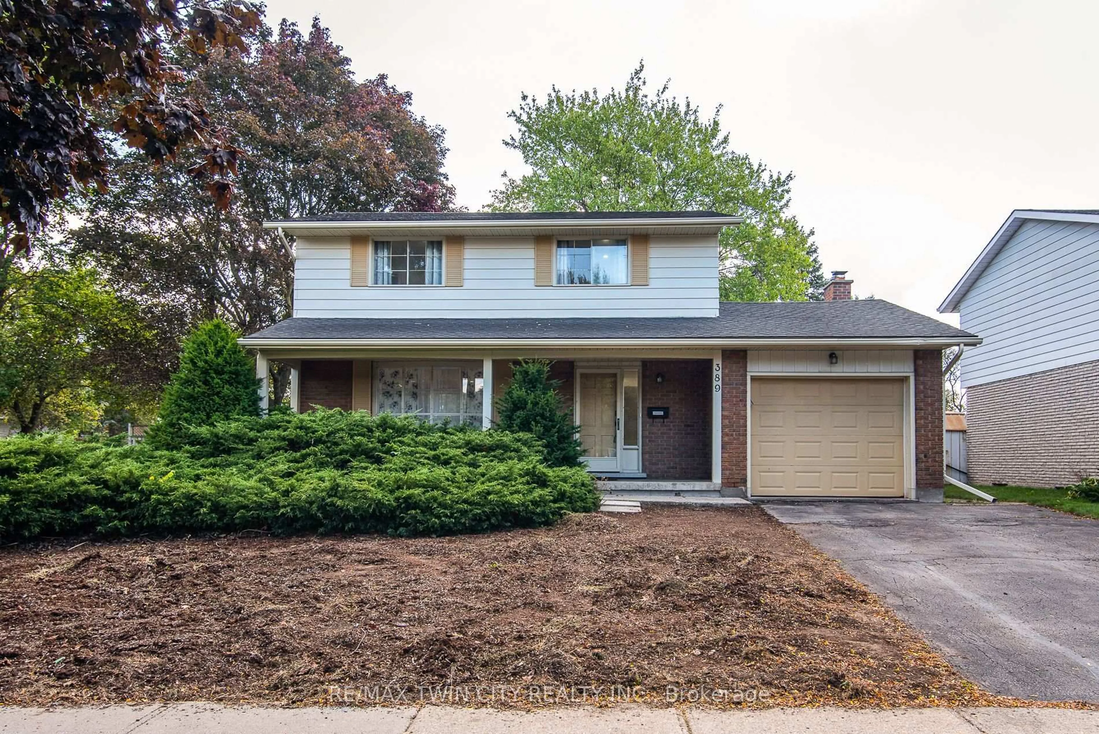 Home with vinyl exterior material, street for 389 Dunvegan Dr, Waterloo Ontario N2K 2C6