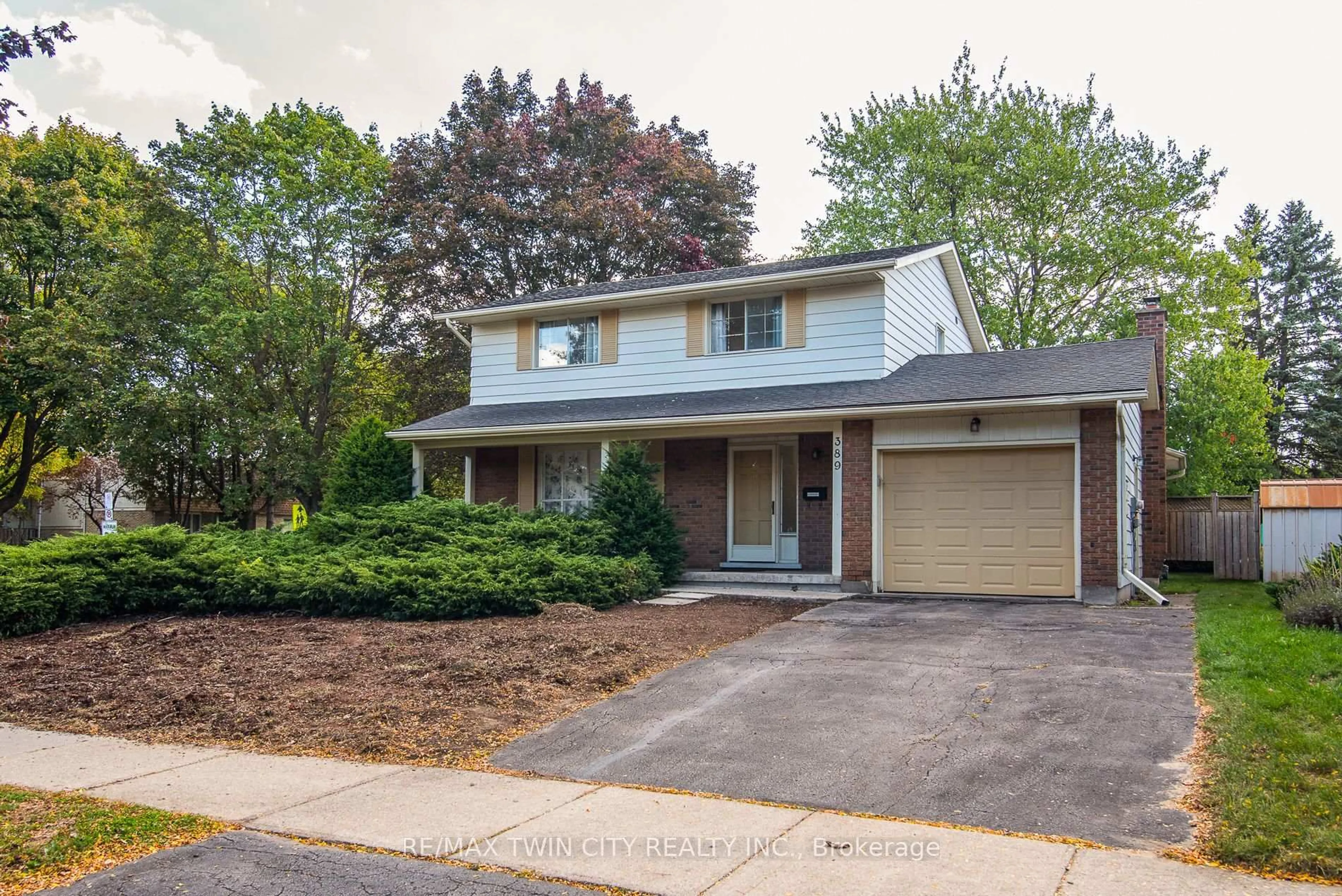 Home with vinyl exterior material, street for 389 Dunvegan Dr, Waterloo Ontario N2K 2C6