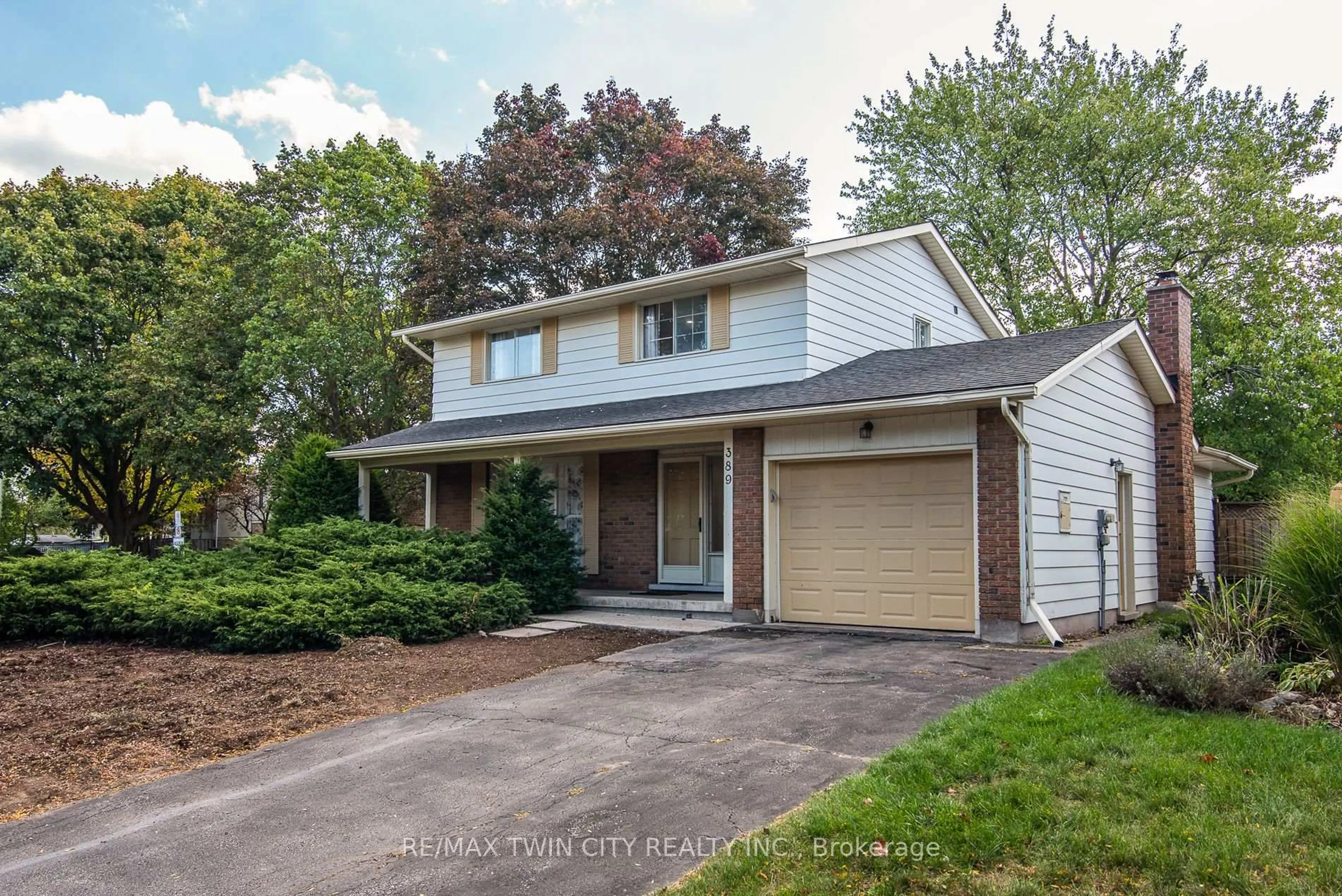 Home with vinyl exterior material, street for 389 Dunvegan Dr, Waterloo Ontario N2K 2C6