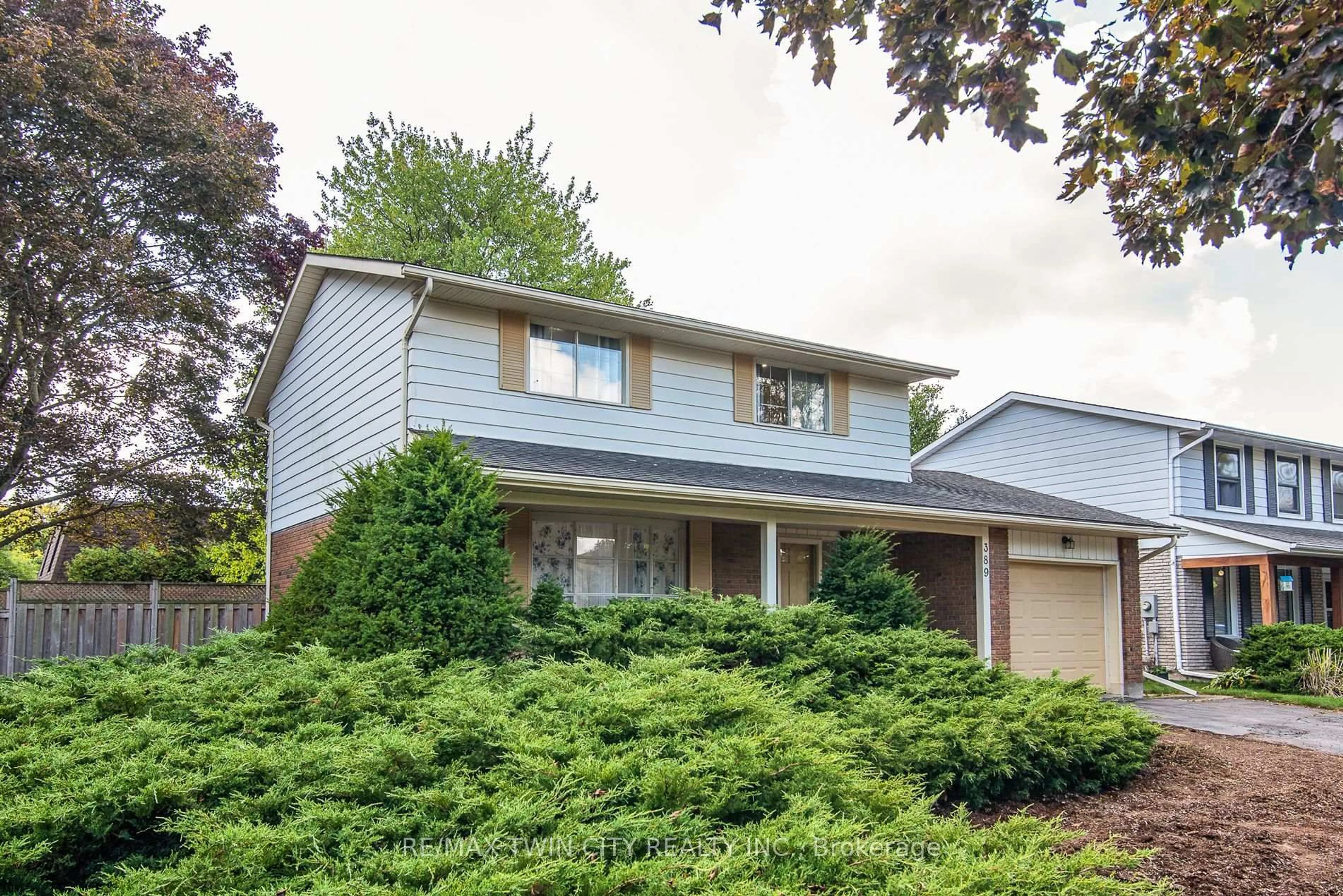 Home with vinyl exterior material, street for 389 Dunvegan Dr, Waterloo Ontario N2K 2C6