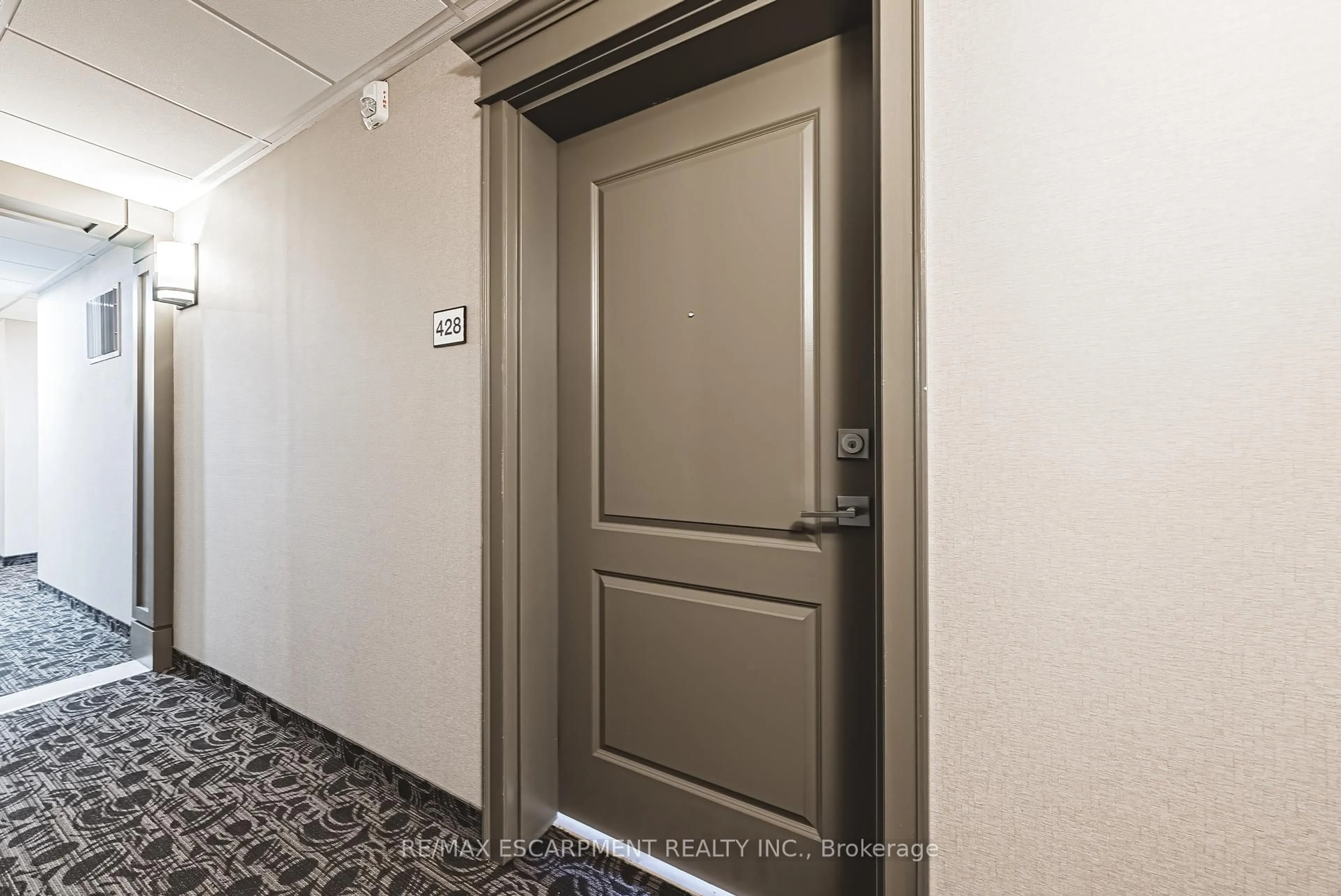 Indoor foyer for 125 Shoreview Pl #428, Hamilton Ontario L8G 0K3