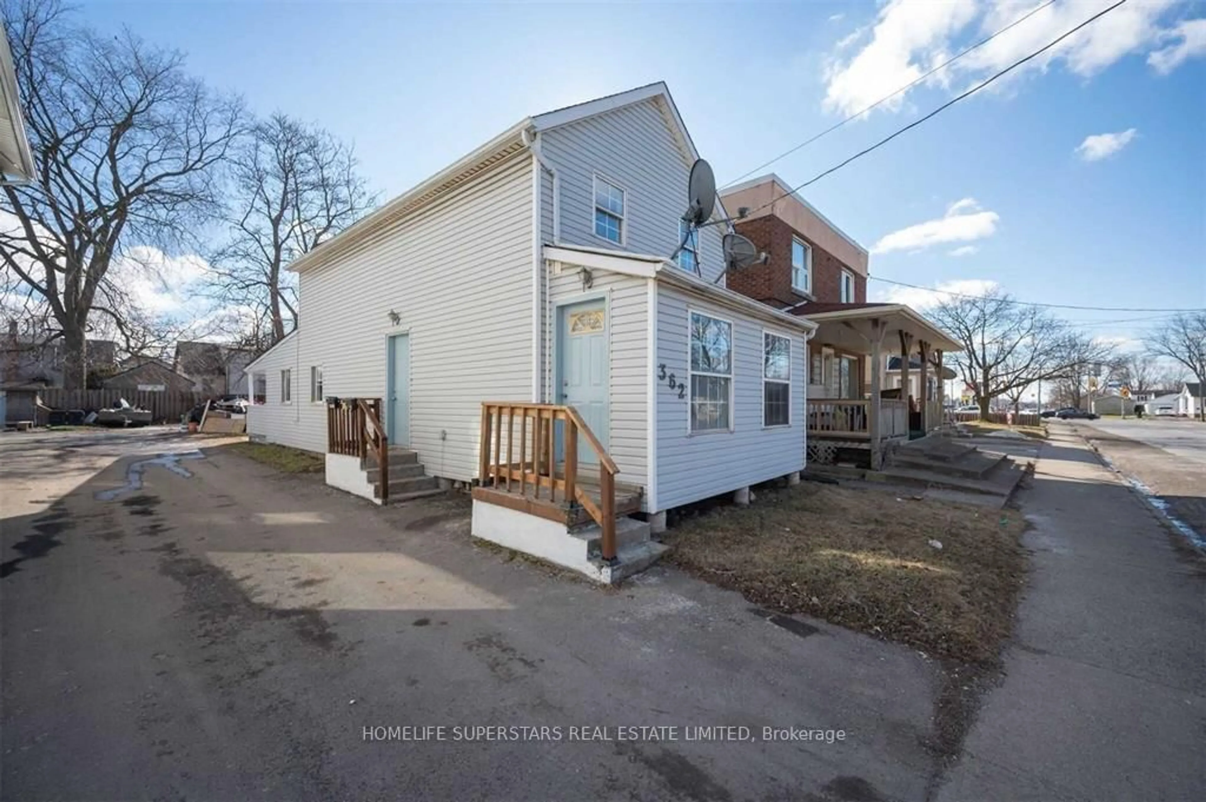 A pic from outside/outdoor area/front of a property/back of a property/a pic from drone, street for 362 Crowland Ave, Welland Ontario L3B 1X7