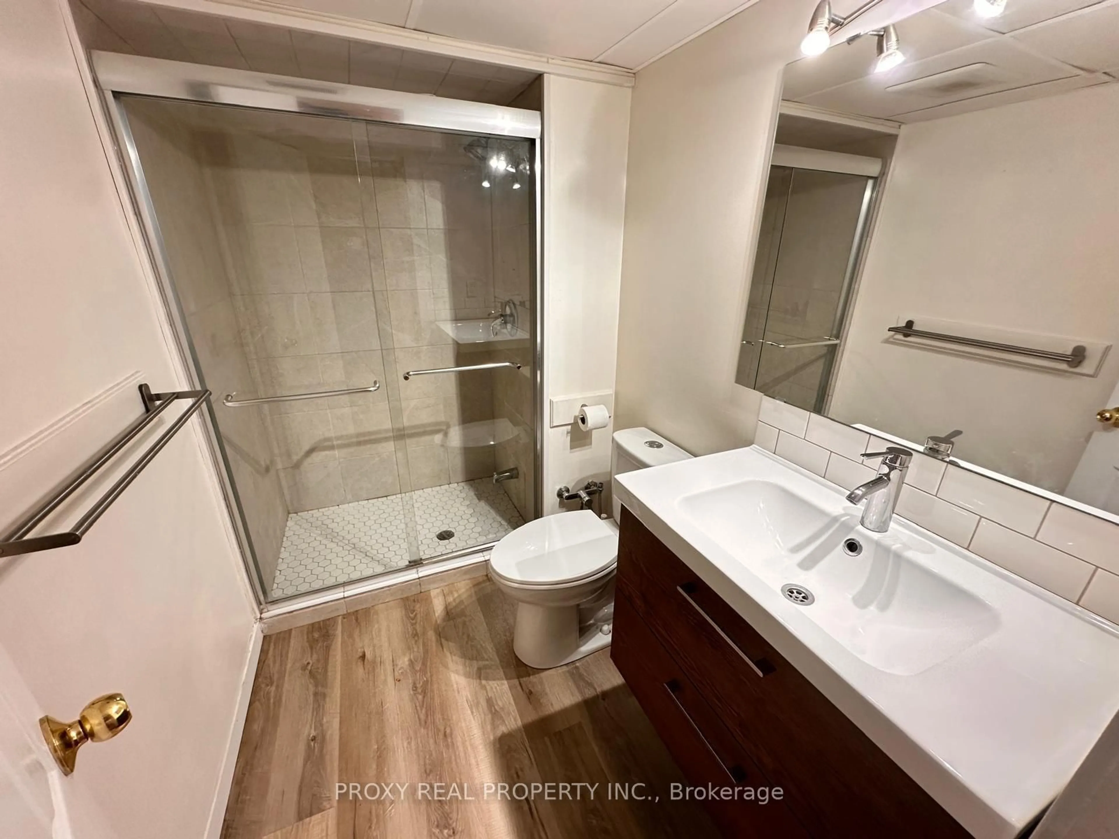 Standard bathroom, unknown for 5698 Heritage Dr, Niagara Falls Ontario L2J 3L2