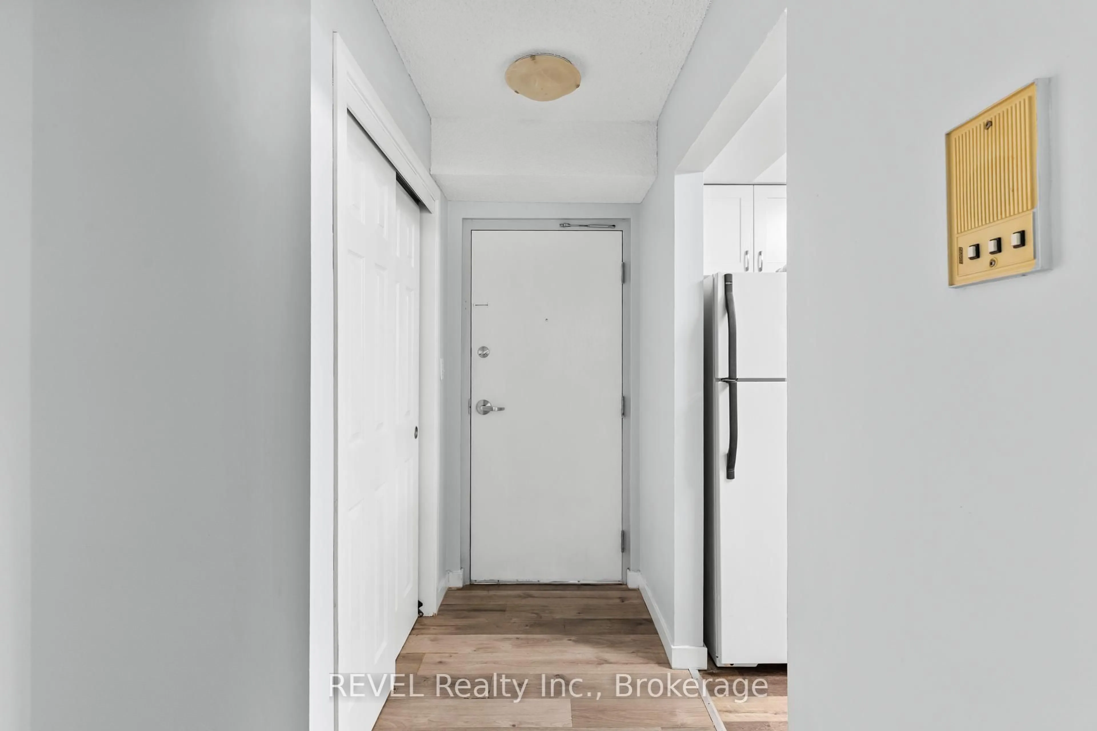 Indoor entryway for 5222 Portage Rd #305, Niagara Falls Ontario L2E 6B6