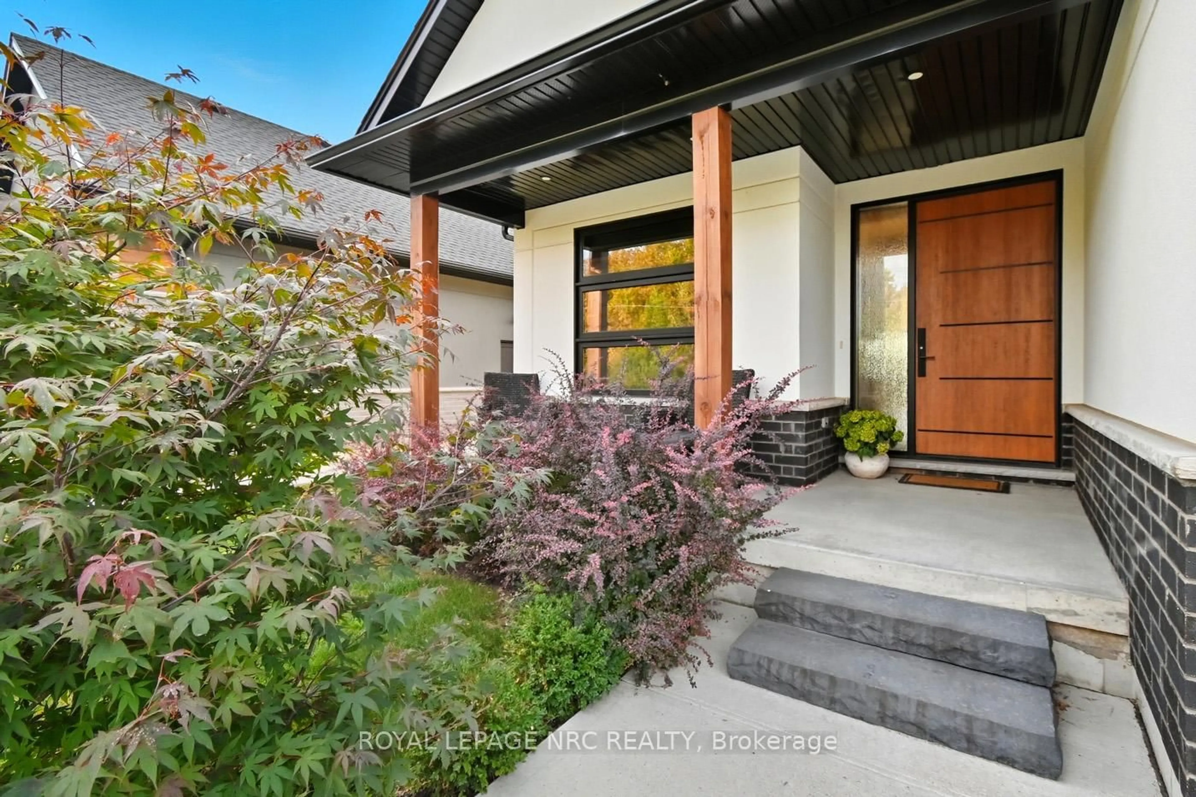 Indoor entryway for 1007 Clare Ave, Pelham Ontario L3C 3C2