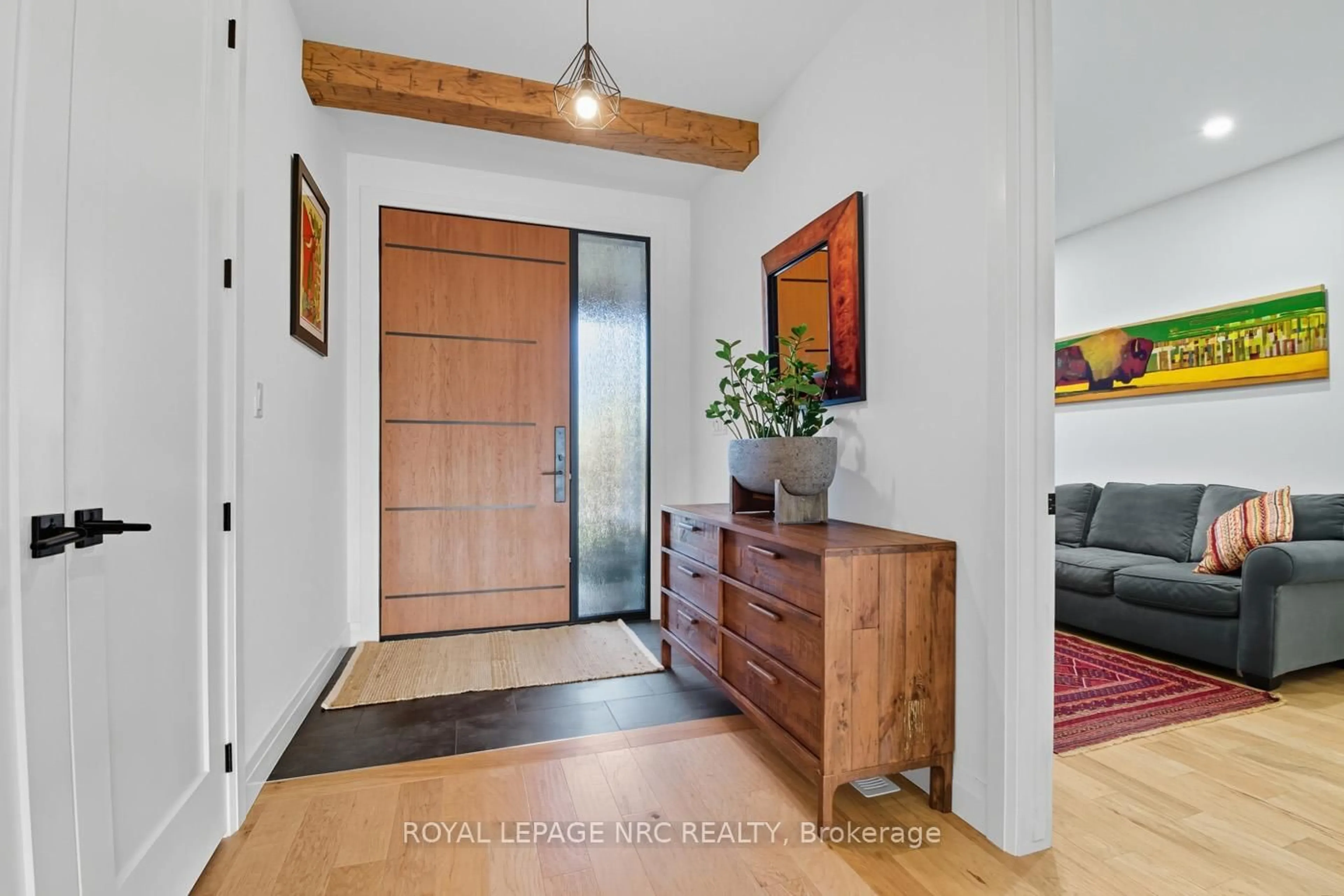 Indoor entryway for 1007 Clare Ave, Pelham Ontario L3C 3C2