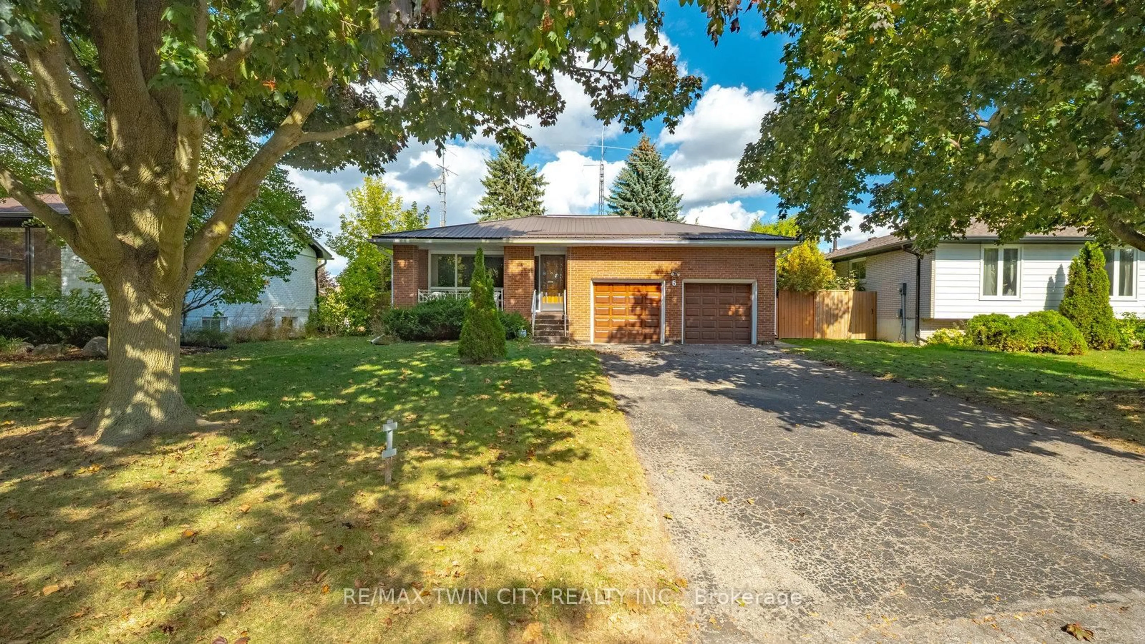 Home with brick exterior material, street for 6 Ventnor Crt, Brantford Ontario N3R 6L8