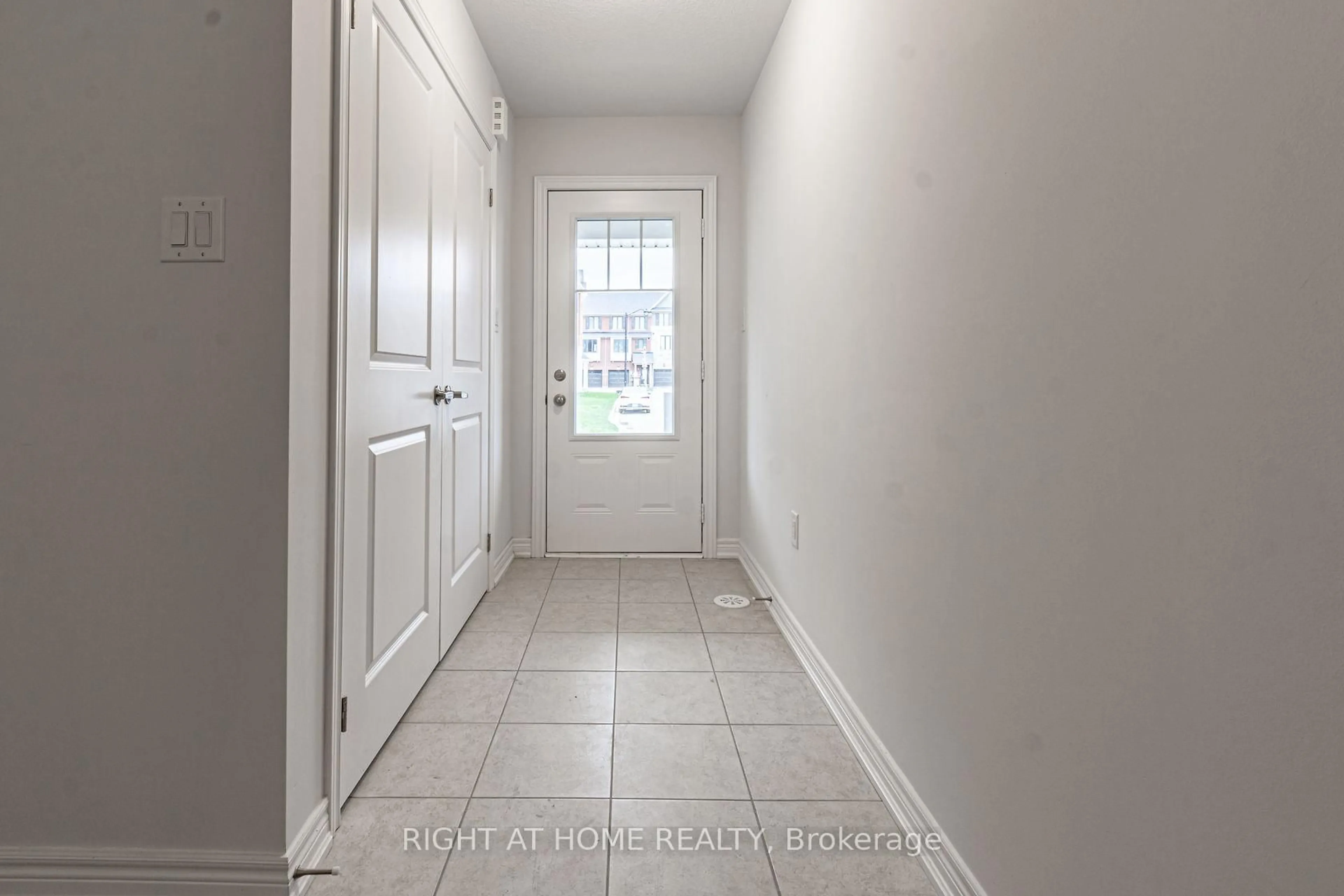 Indoor entryway for 59 Hibiscus Lane, Hamilton Ontario L8K 0A4
