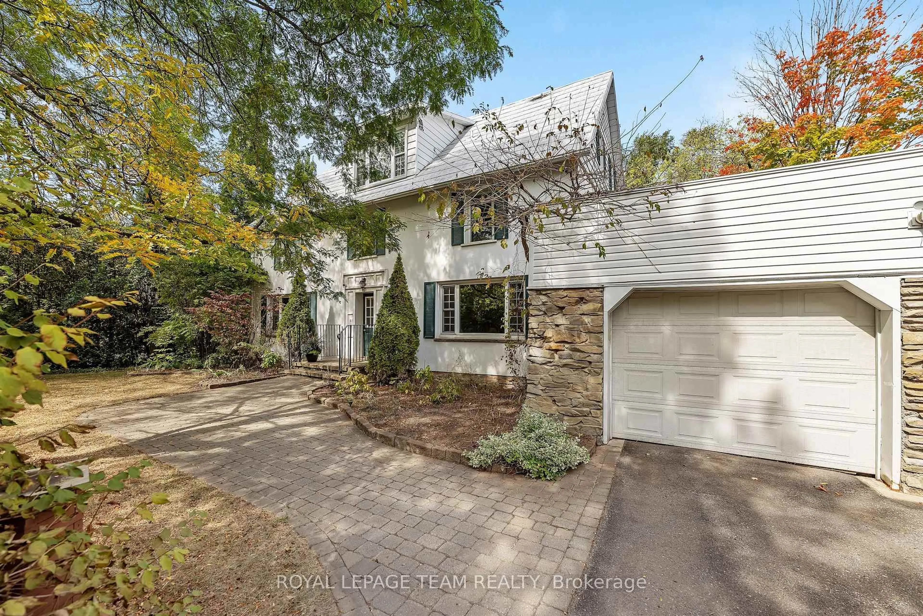 A pic from outside/outdoor area/front of a property/back of a property/a pic from drone, street for 2307 Scrivens Dr, Metcalfe Ontario K0A 2P0