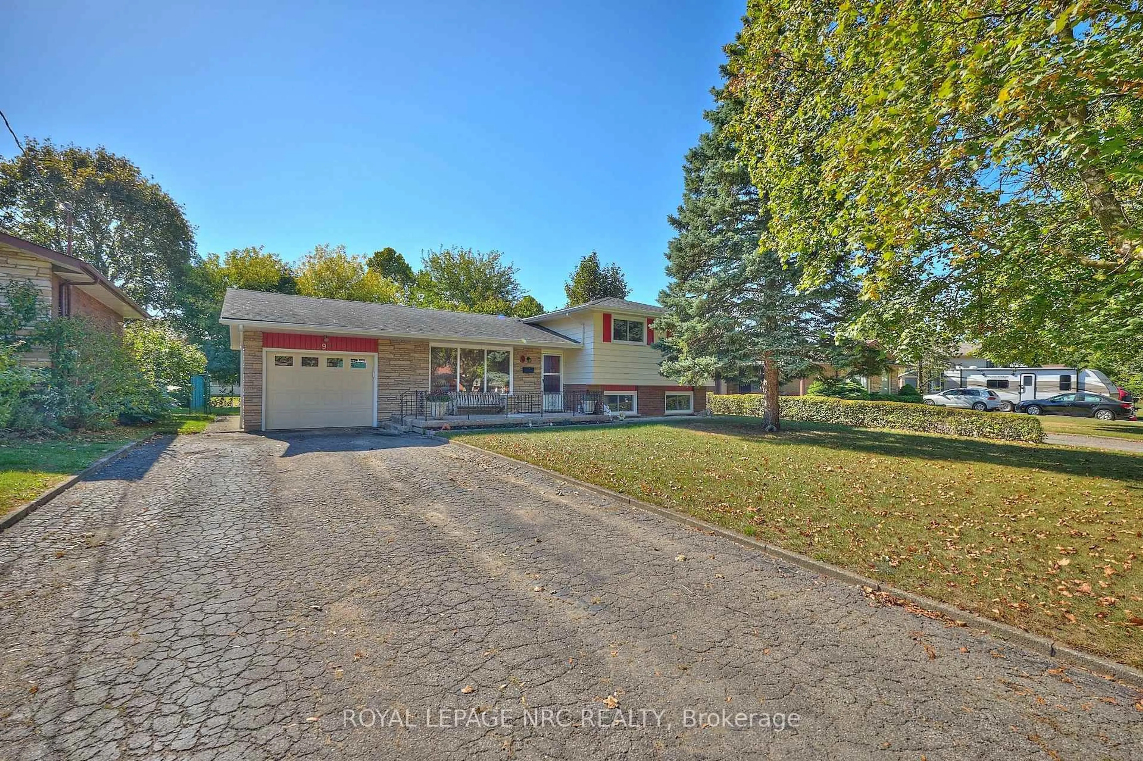 A pic from outside/outdoor area/front of a property/back of a property/a pic from drone, street for 9 Royal Manor Dr, St. Catharines Ontario L2M 4L2