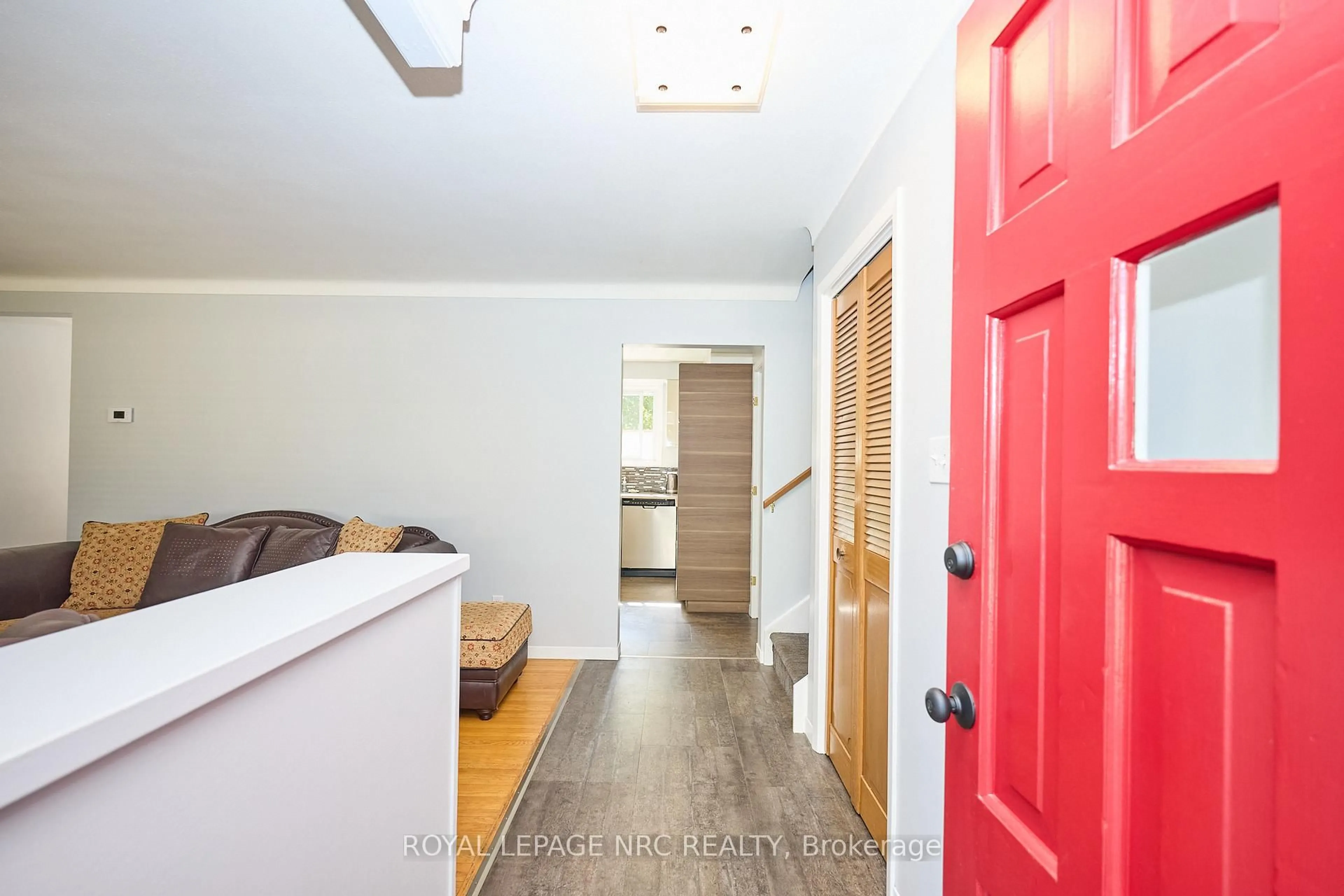 Indoor entryway for 9 Royal Manor Dr, St. Catharines Ontario L2M 4L2