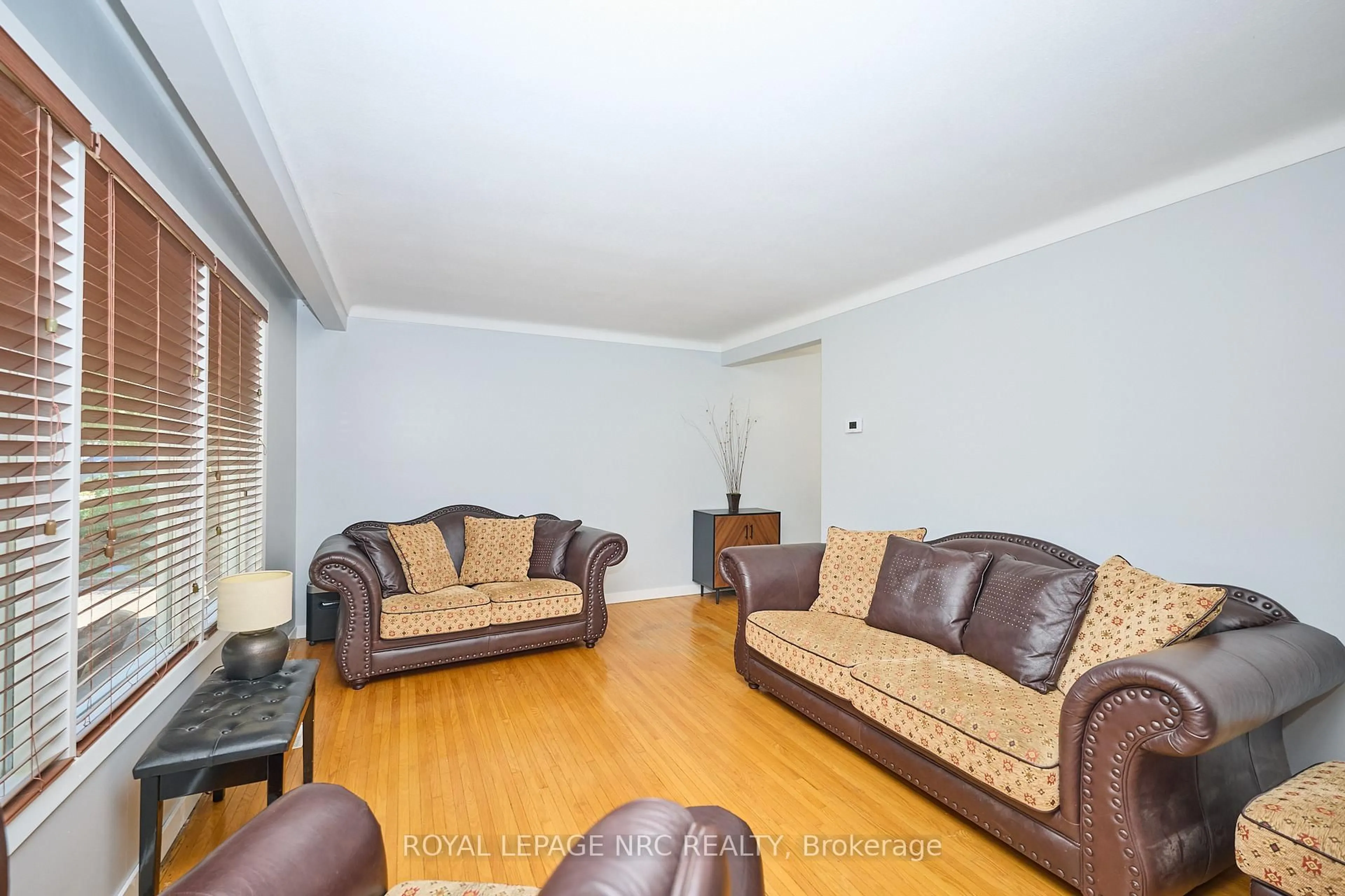 Living room with furniture, wood/laminate floor for 9 Royal Manor Dr, St. Catharines Ontario L2M 4L2