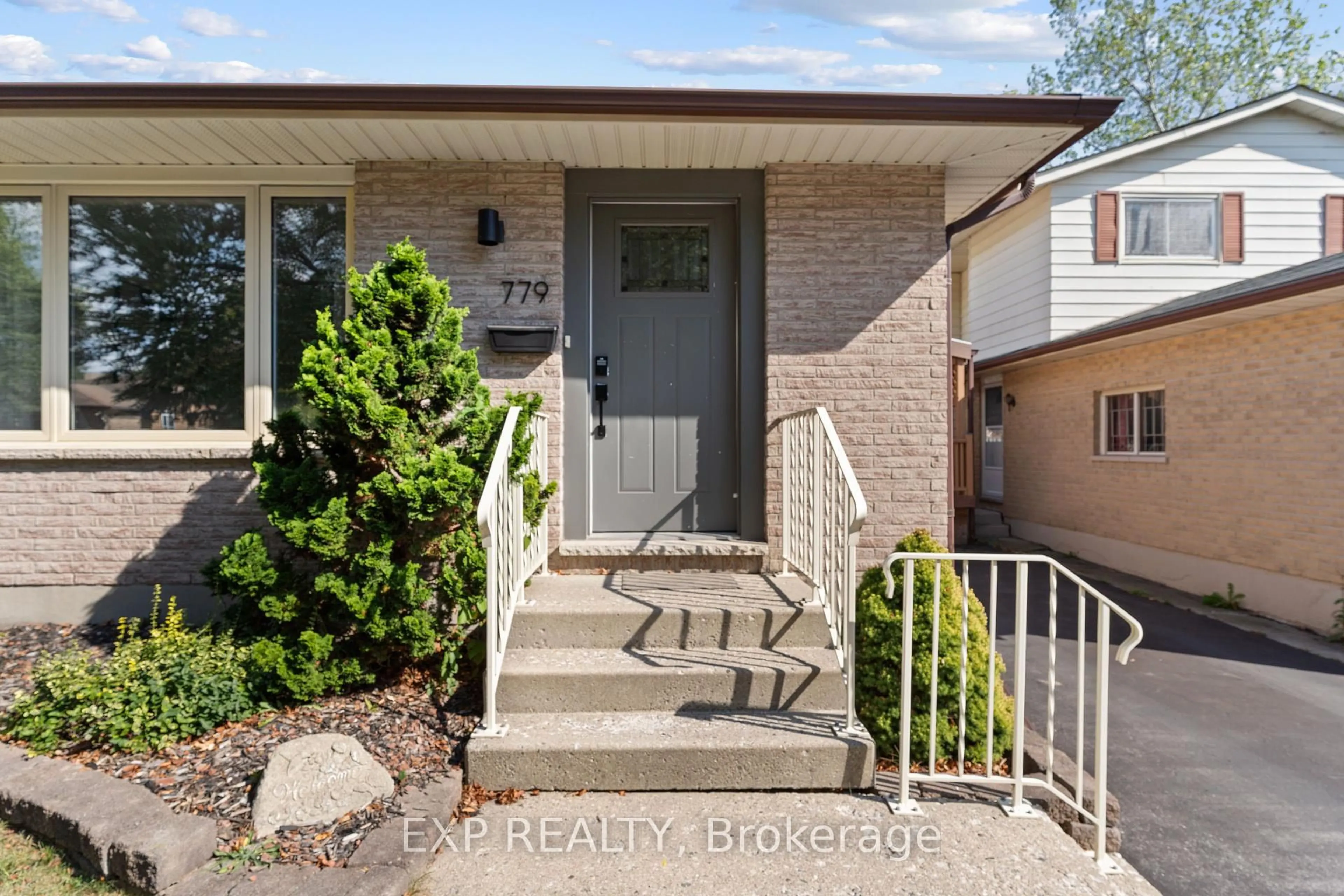 Indoor entryway for 779 Monsarrat Ave, London East Ontario N5Y 4Y3