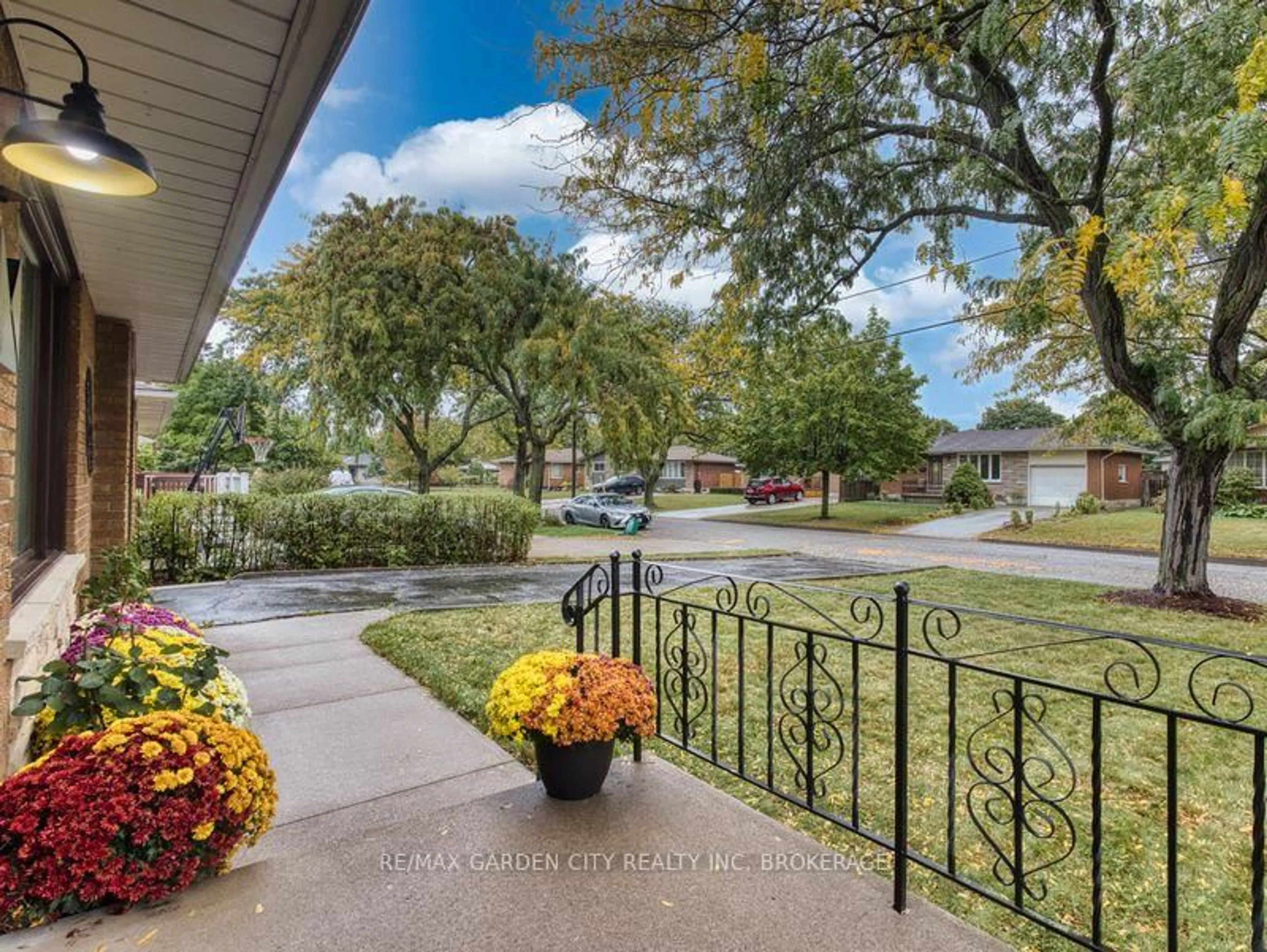 A pic from outside/outdoor area/front of a property/back of a property/a pic from drone, street for 17 Regent Dr, St. Catharines Ontario L2M 3L6