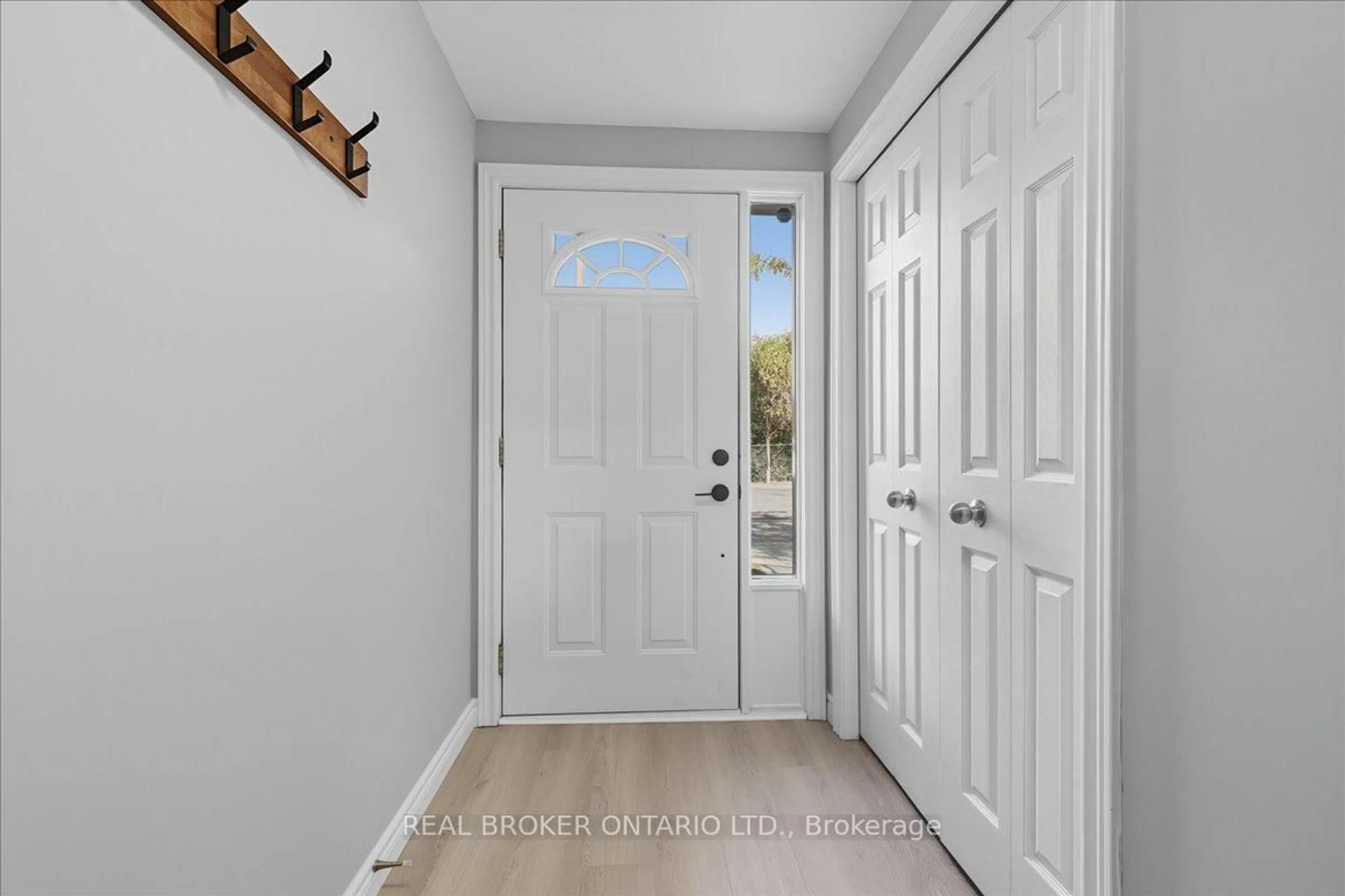 Indoor entryway for 230 Blackhorne Dr #9, Kitchener Ontario N2E 1Z4