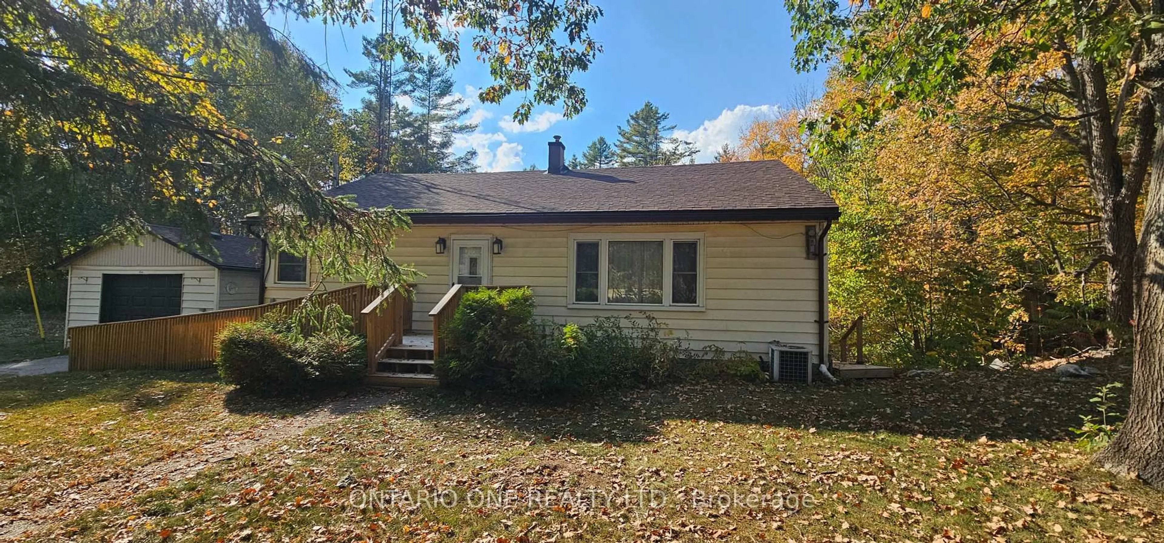 Home with vinyl exterior material, street for 1479 11 Highway, Gravenhurst Ontario P0E 1G0