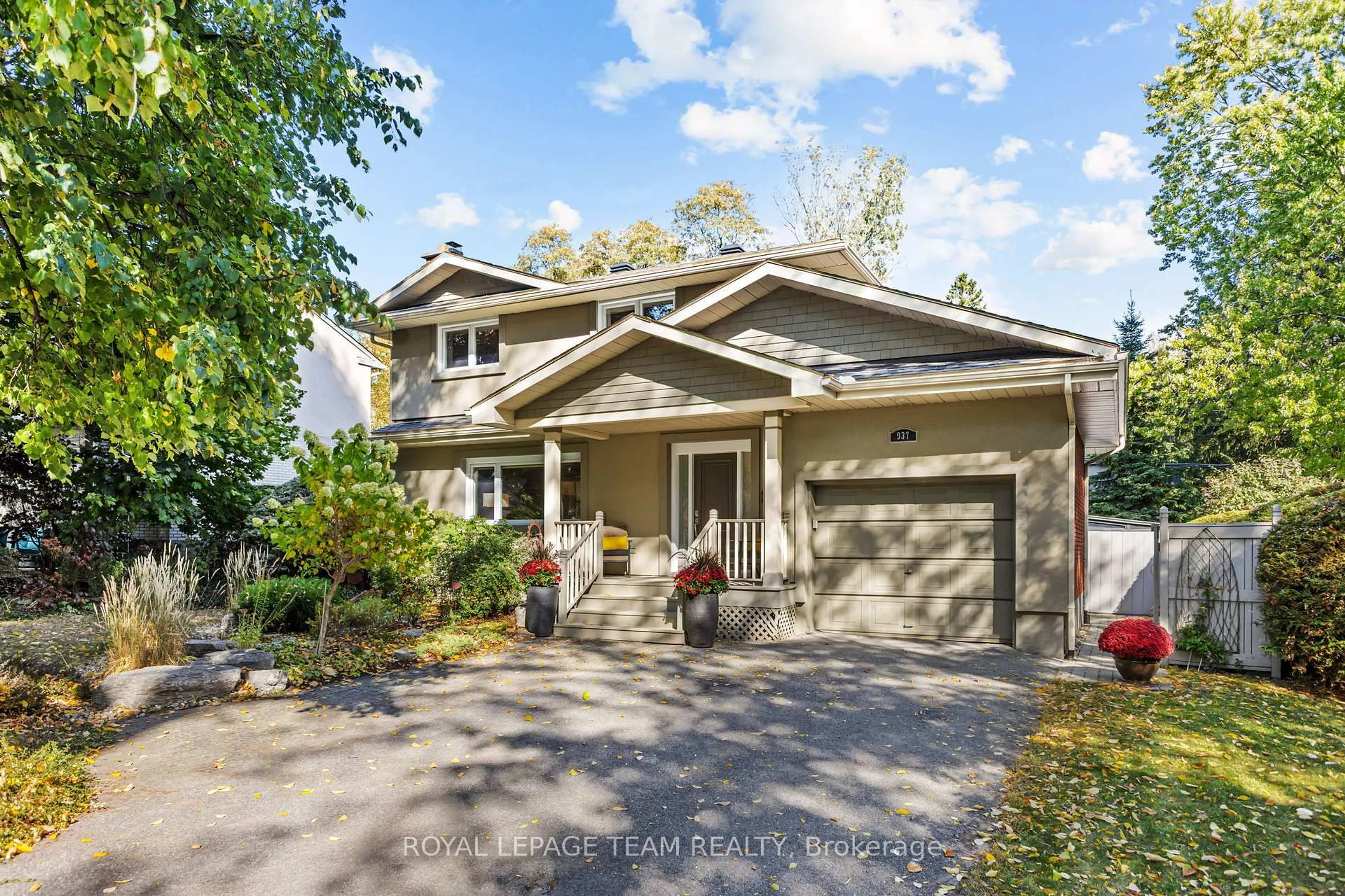 Home with vinyl exterior material, street for 937 Kingsmere Ave, Ottawa Ontario K2A 3K2