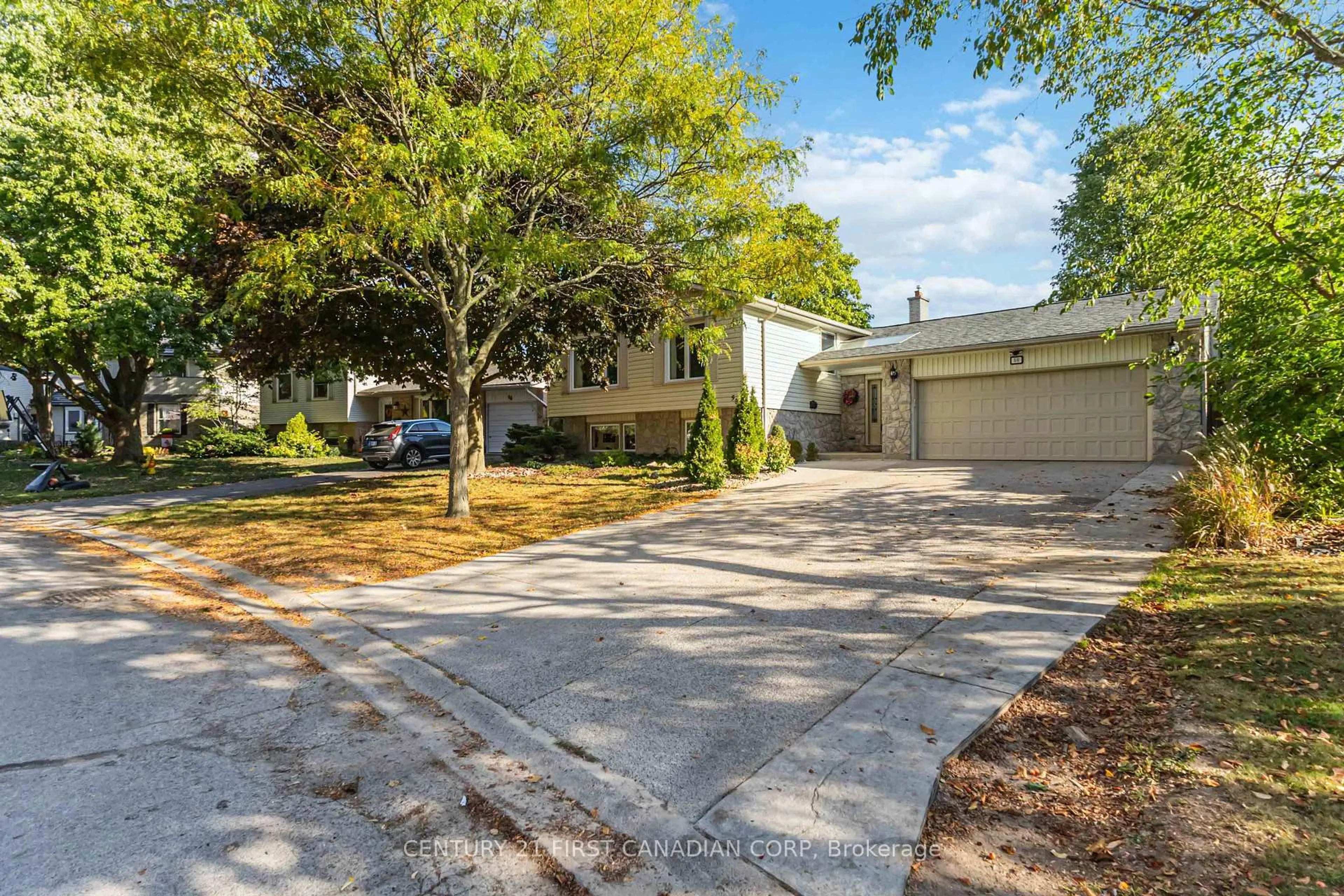 A pic from outside/outdoor area/front of a property/back of a property/a pic from drone, street for 50 Farnham Cres, London South Ontario N6K 1K1