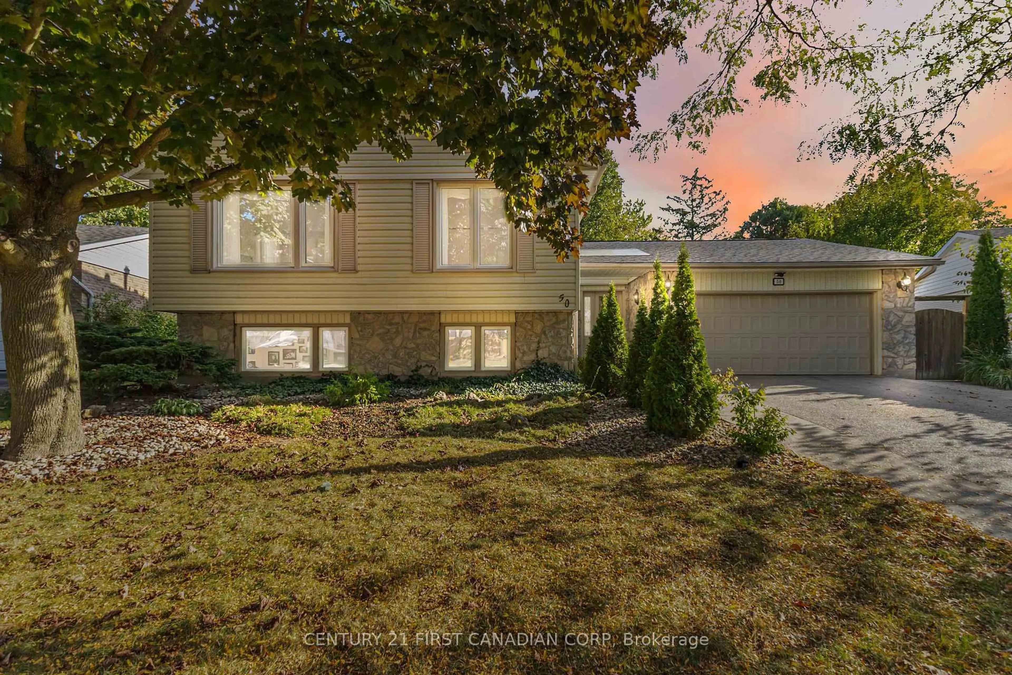 A pic from outside/outdoor area/front of a property/back of a property/a pic from drone, street for 50 Farnham Cres, London South Ontario N6K 1K1