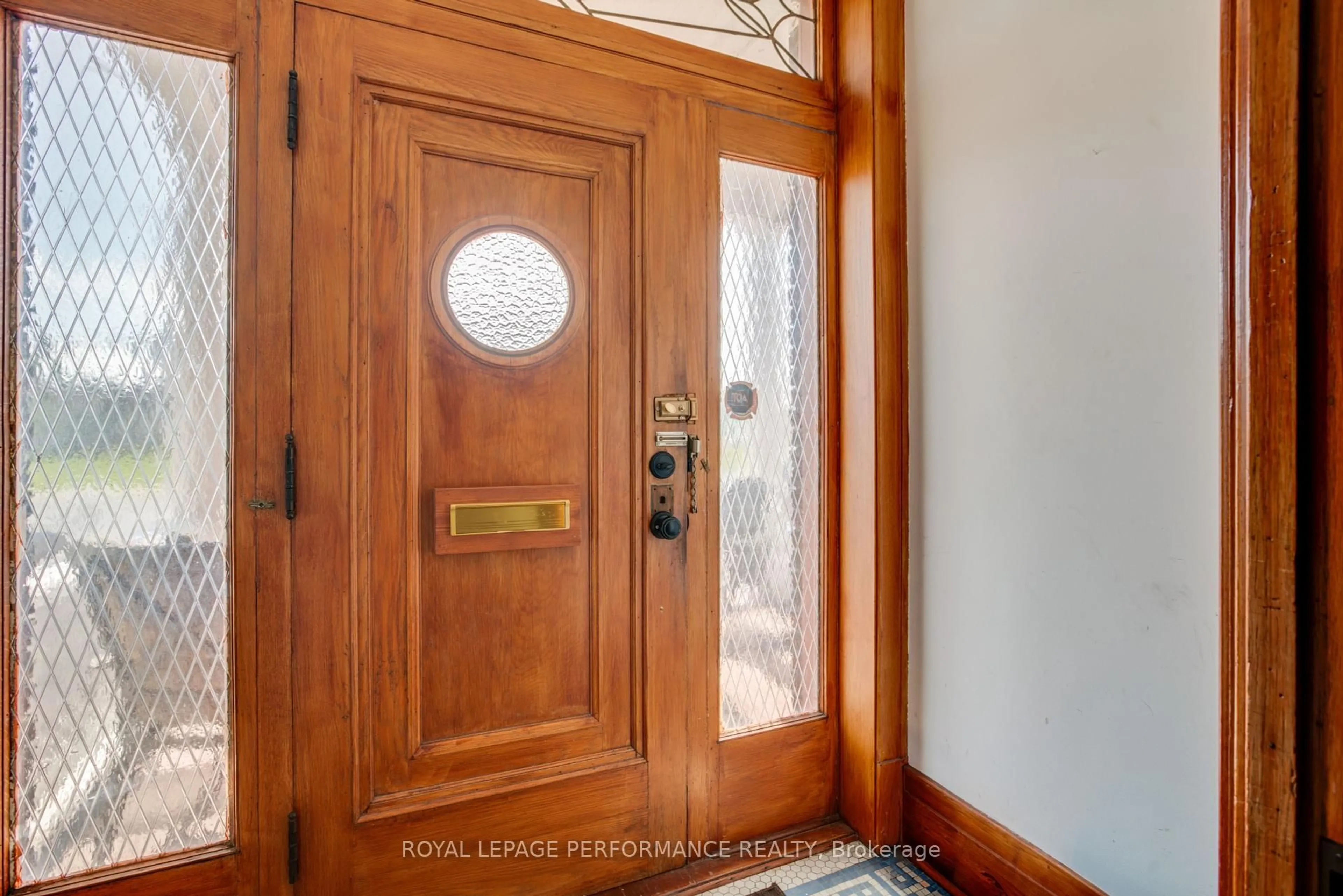 Indoor entryway for 511 Main St, Hawkesbury Ontario K6A 1B3