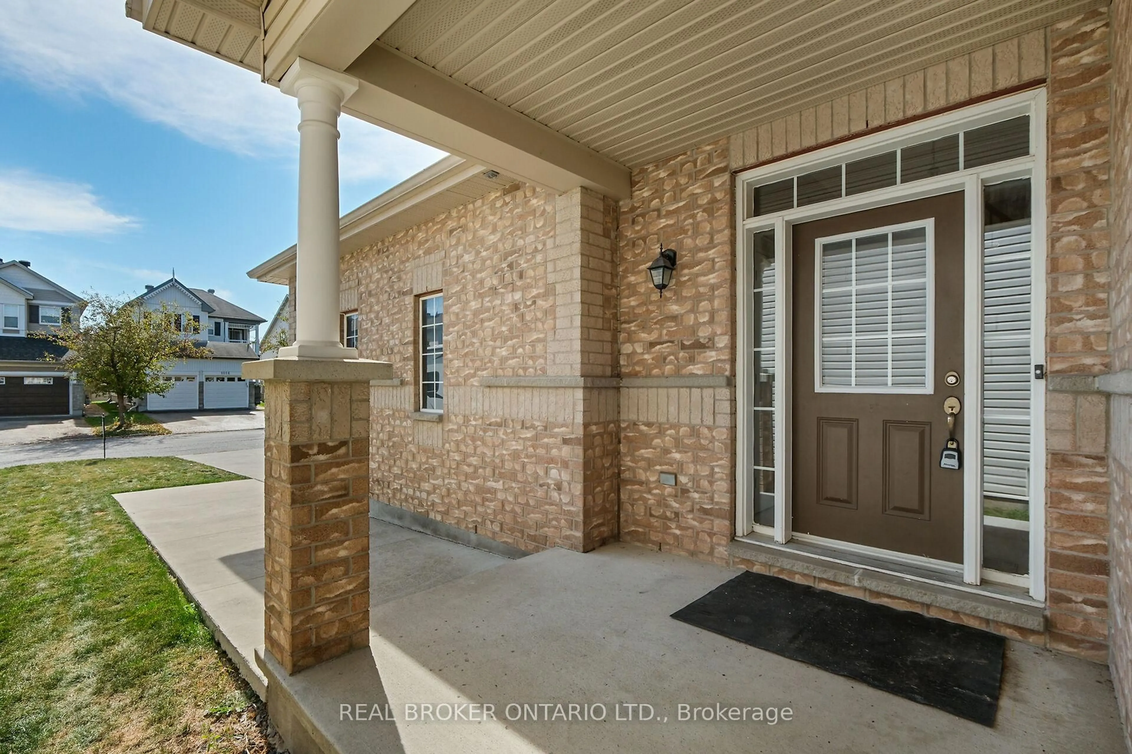 Indoor entryway for 1017 Fieldfair Way, Ottawa Ontario K4A 0E4