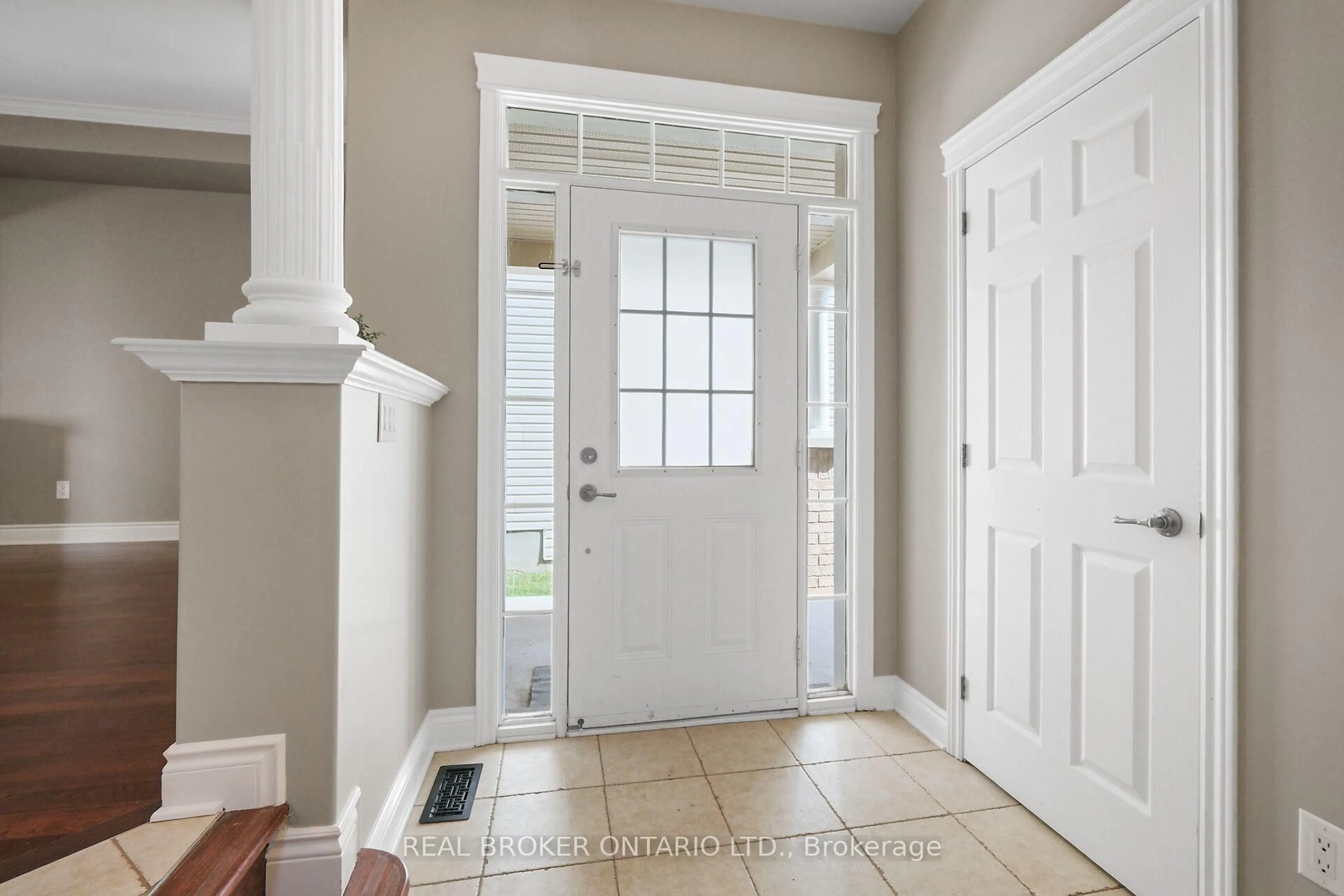 Indoor entryway for 1017 Fieldfair Way, Ottawa Ontario K4A 0E4