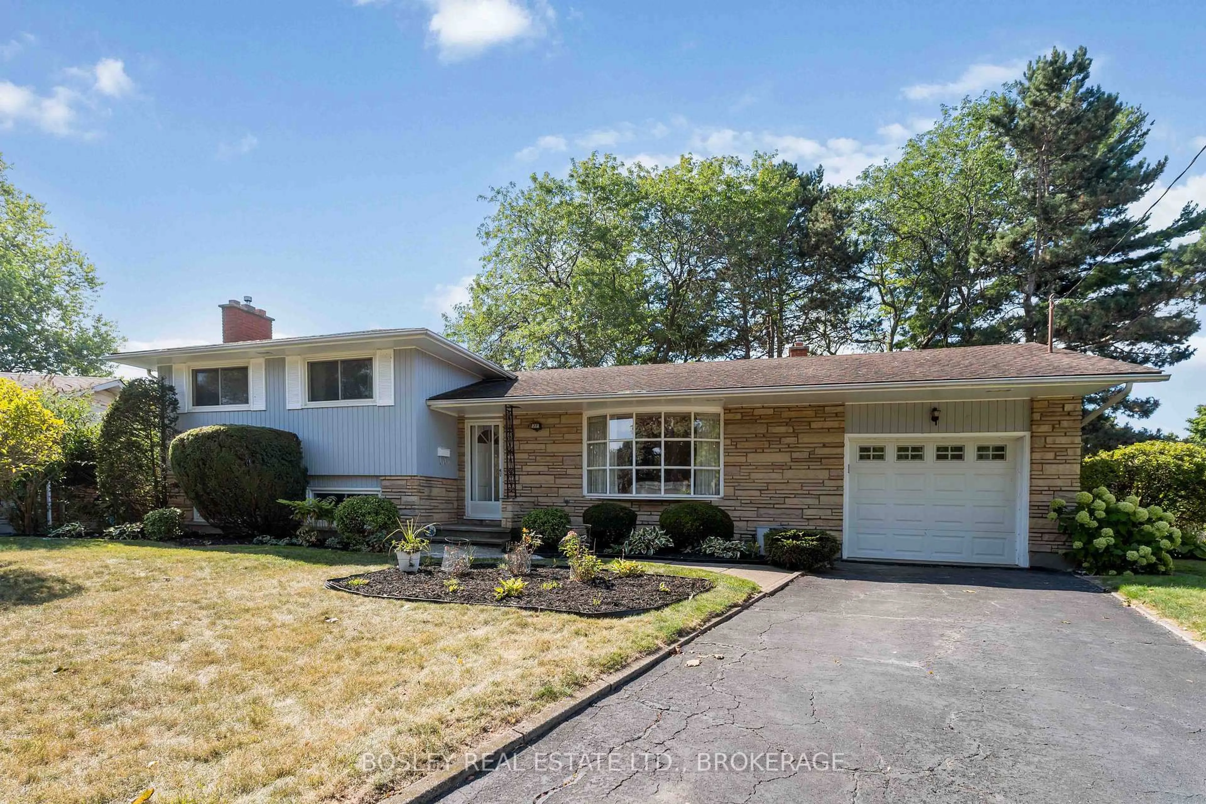 Home with brick exterior material, street for 27 Meadowlark Cres, St. Catharines Ontario L2N 2M6