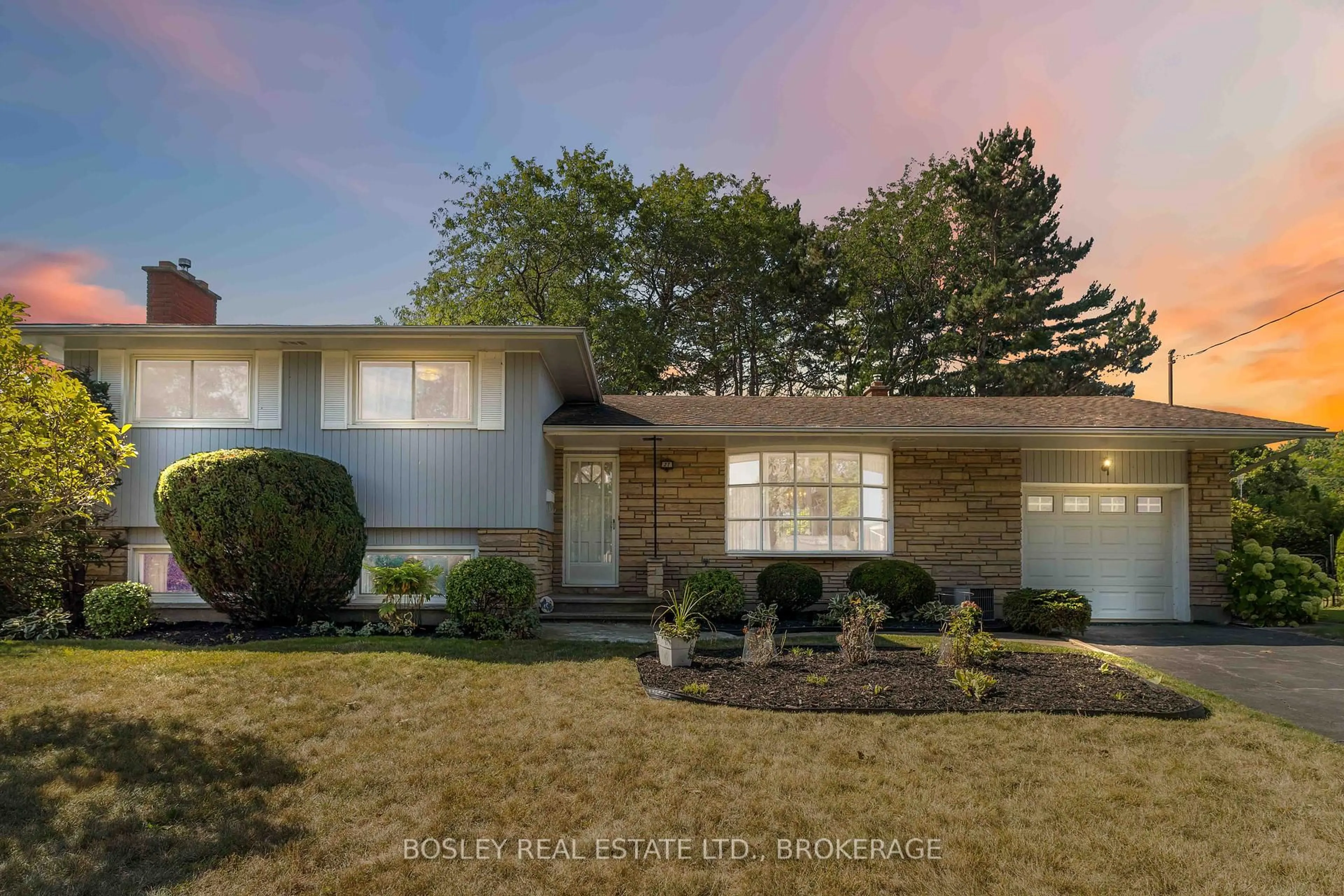 Home with brick exterior material, street for 27 Meadowlark Cres, St. Catharines Ontario L2N 2M6