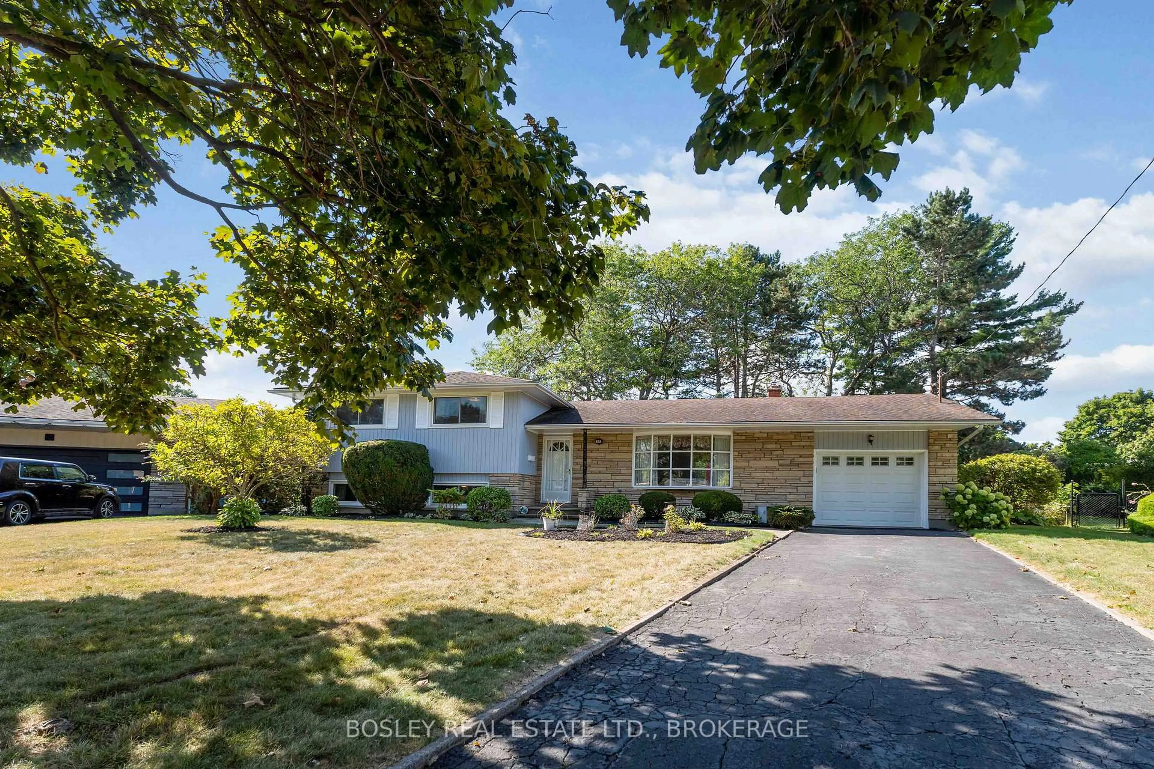 A pic from outside/outdoor area/front of a property/back of a property/a pic from drone, street for 27 Meadowlark Cres, St. Catharines Ontario L2N 2M6