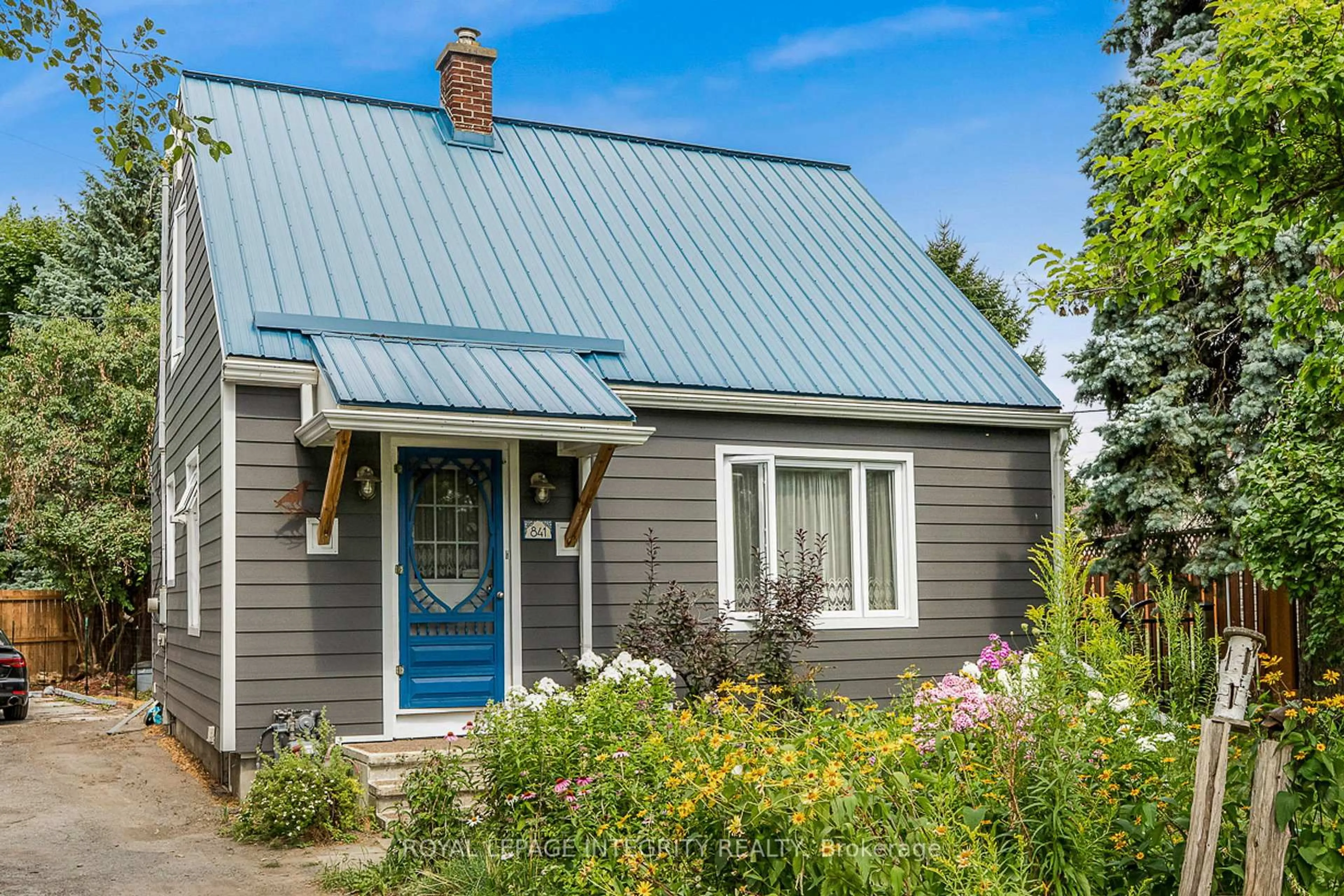 Home with vinyl exterior material, street for 841 Merivale Rd, Ottawa Ontario K1Z 5Z7