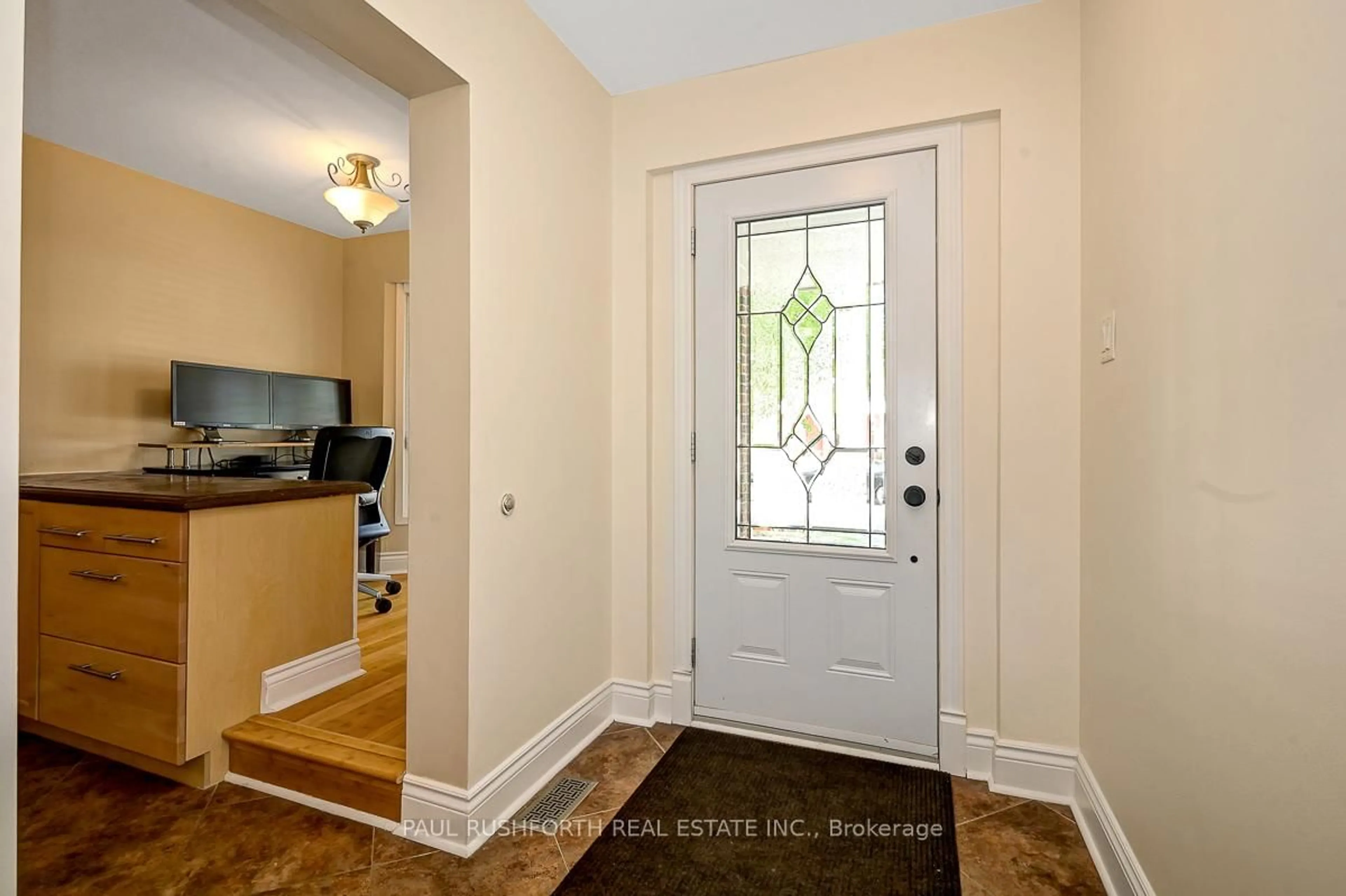 Indoor entryway for 7 Glenmoriston Ave, Ottawa Ontario K2L 2S3