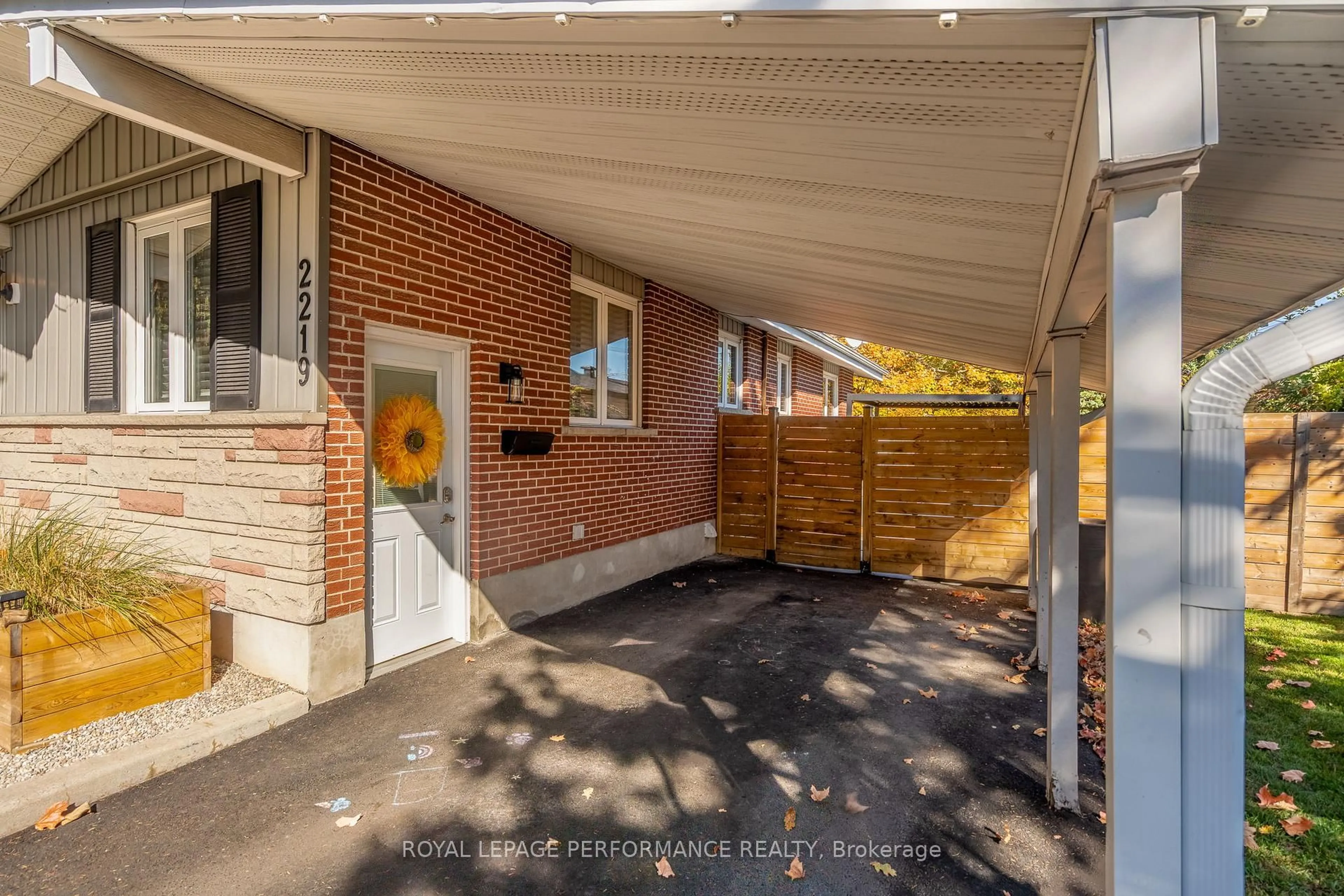 Unknown for 2219 Audrey Ave, Ottawa Ontario K1G 1L3