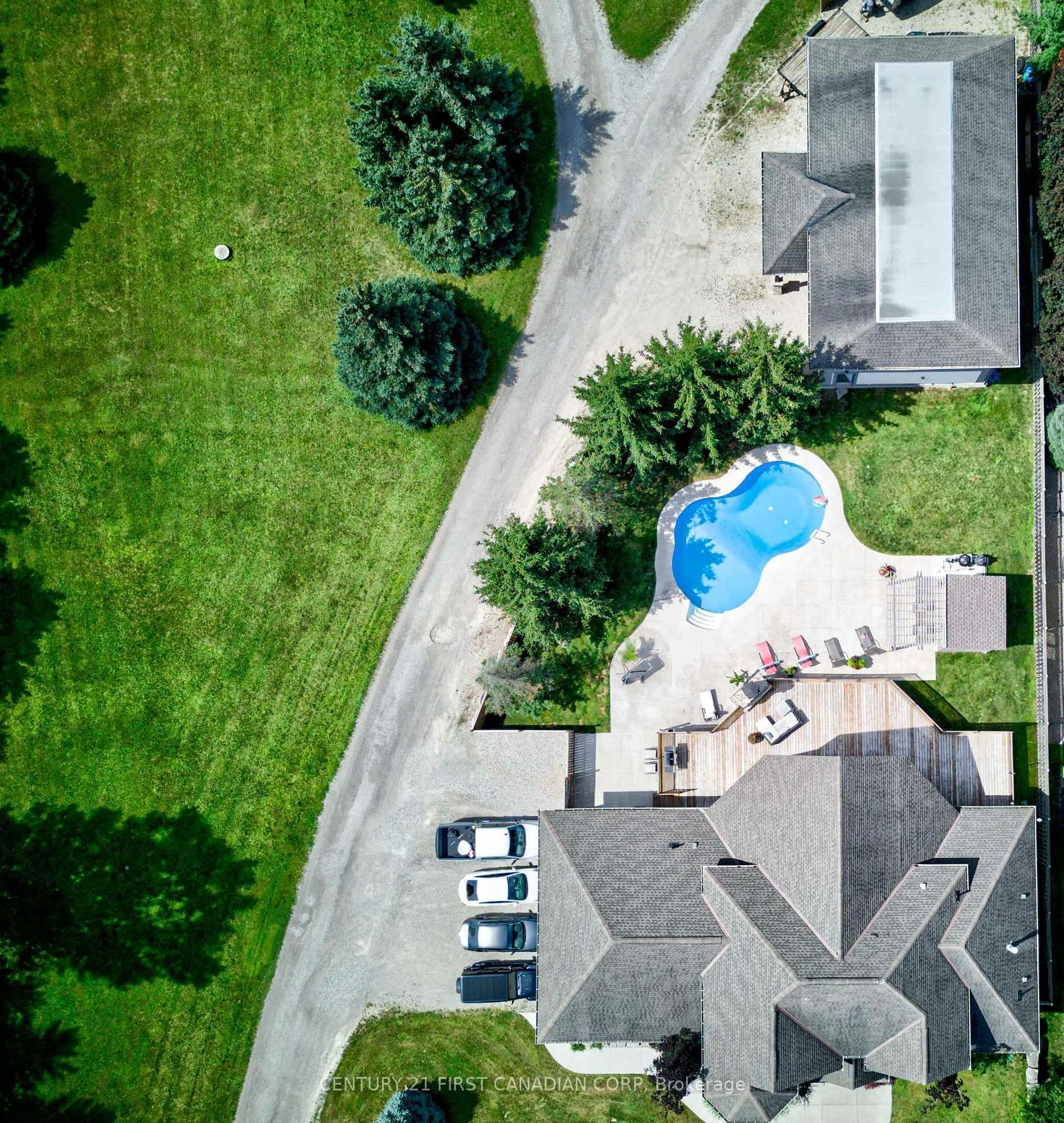 A pic from outside/outdoor area/front of a property/back of a property/a pic from drone, street for 1659 Hamilton Rd, London South Ontario N6M 1G5