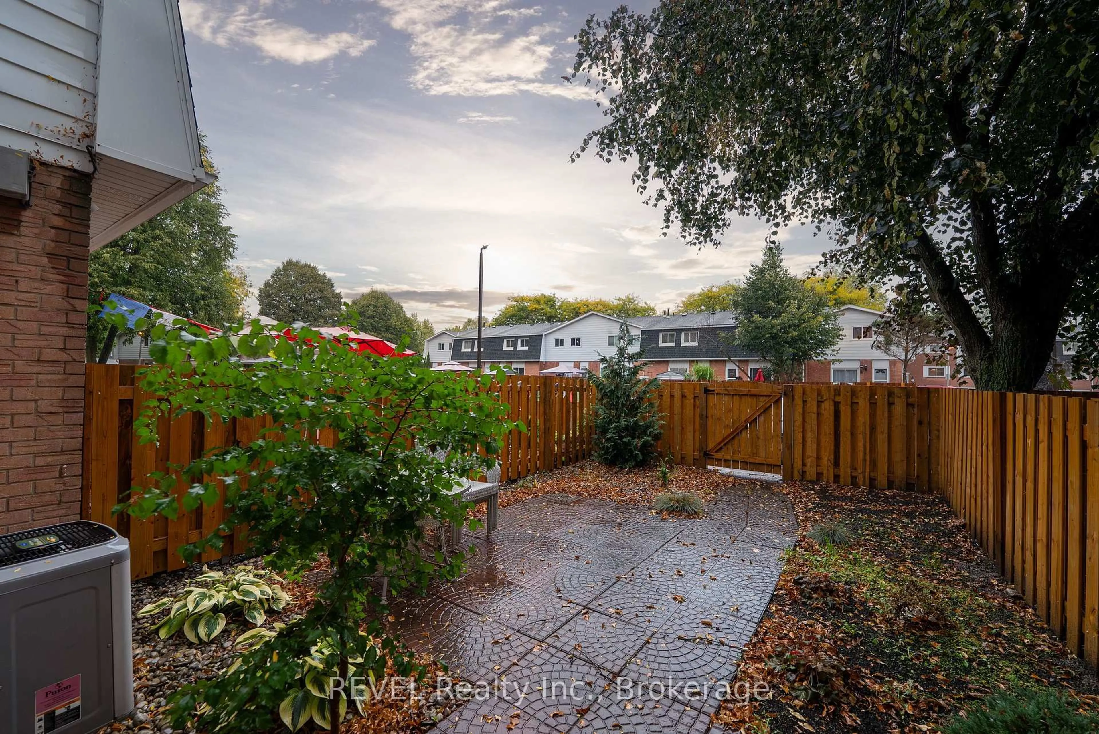 A pic from outside/outdoor area/front of a property/back of a property/a pic from drone, street for 185 Denistoun St #113, Welland Ontario L3C 6J6