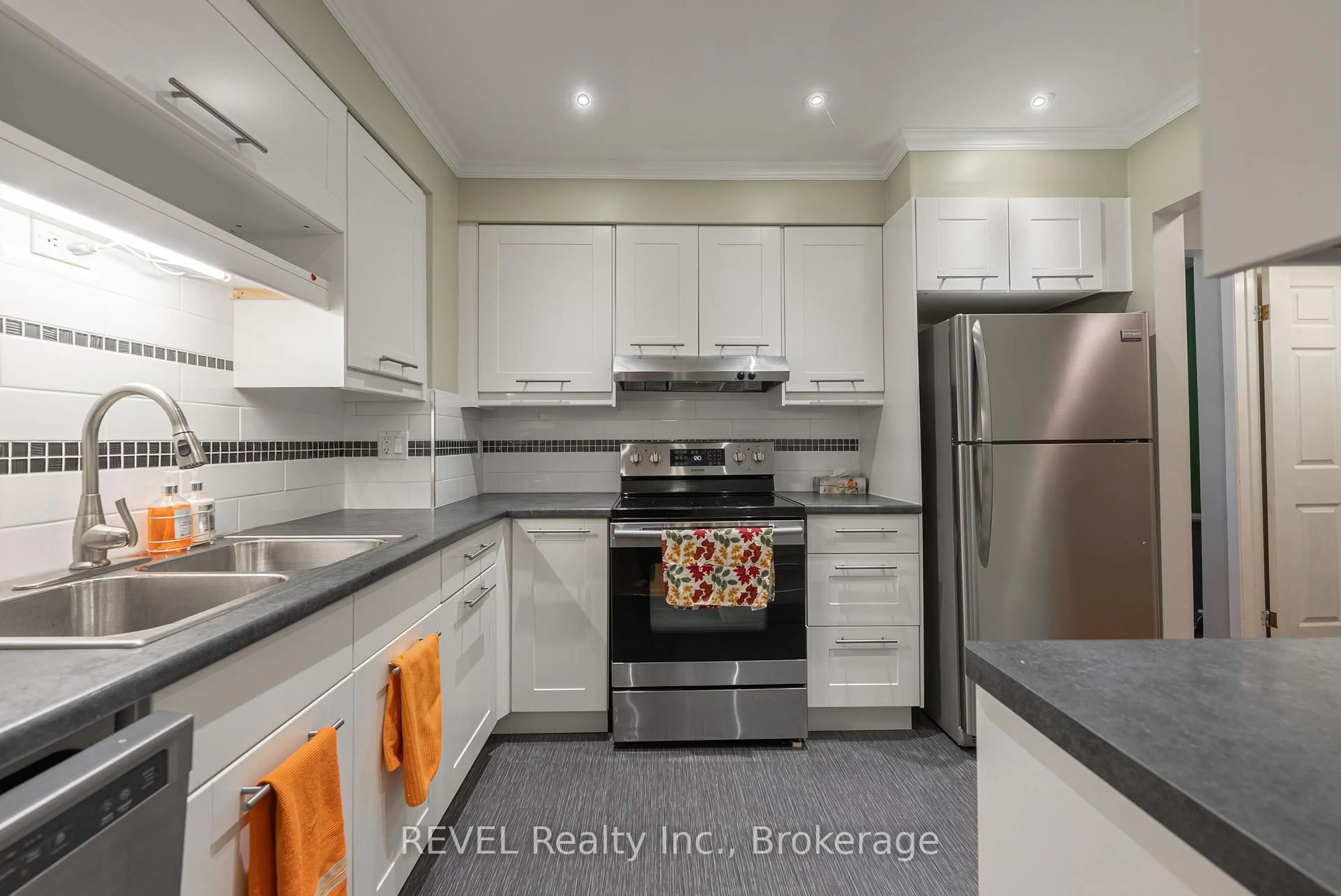 Standard kitchen, ceramic/tile floor for 185 Denistoun St #113, Welland Ontario L3C 6J6