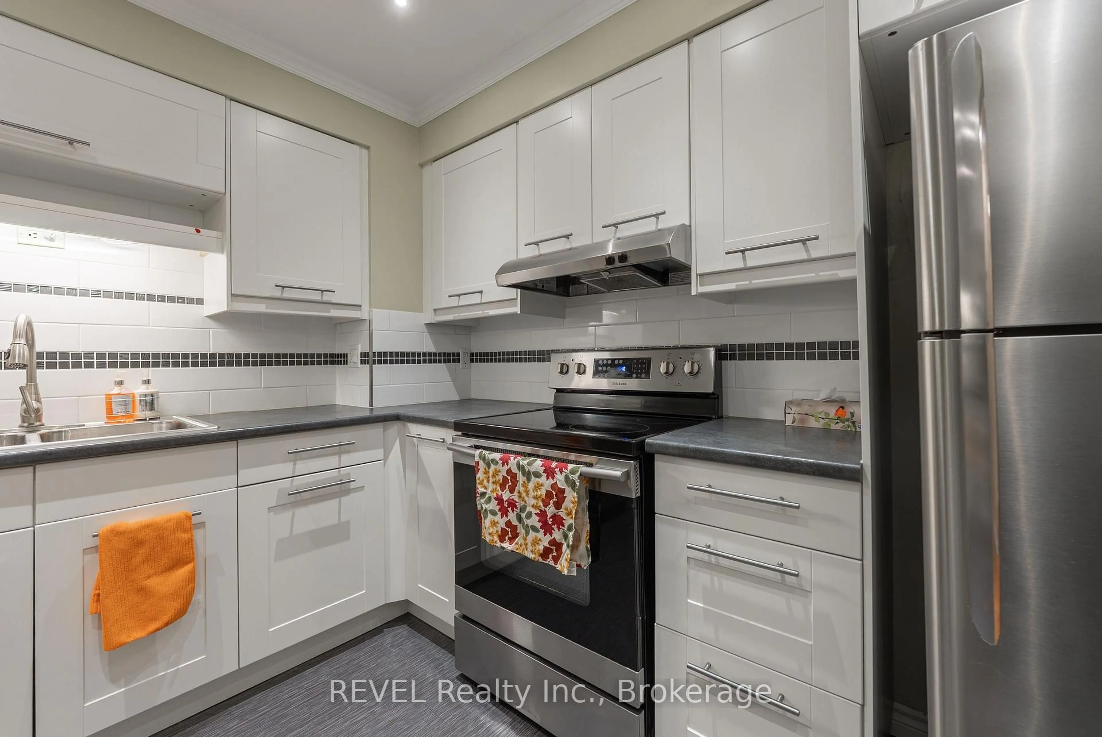 Standard kitchen, ceramic/tile floor for 185 Denistoun St #113, Welland Ontario L3C 6J6